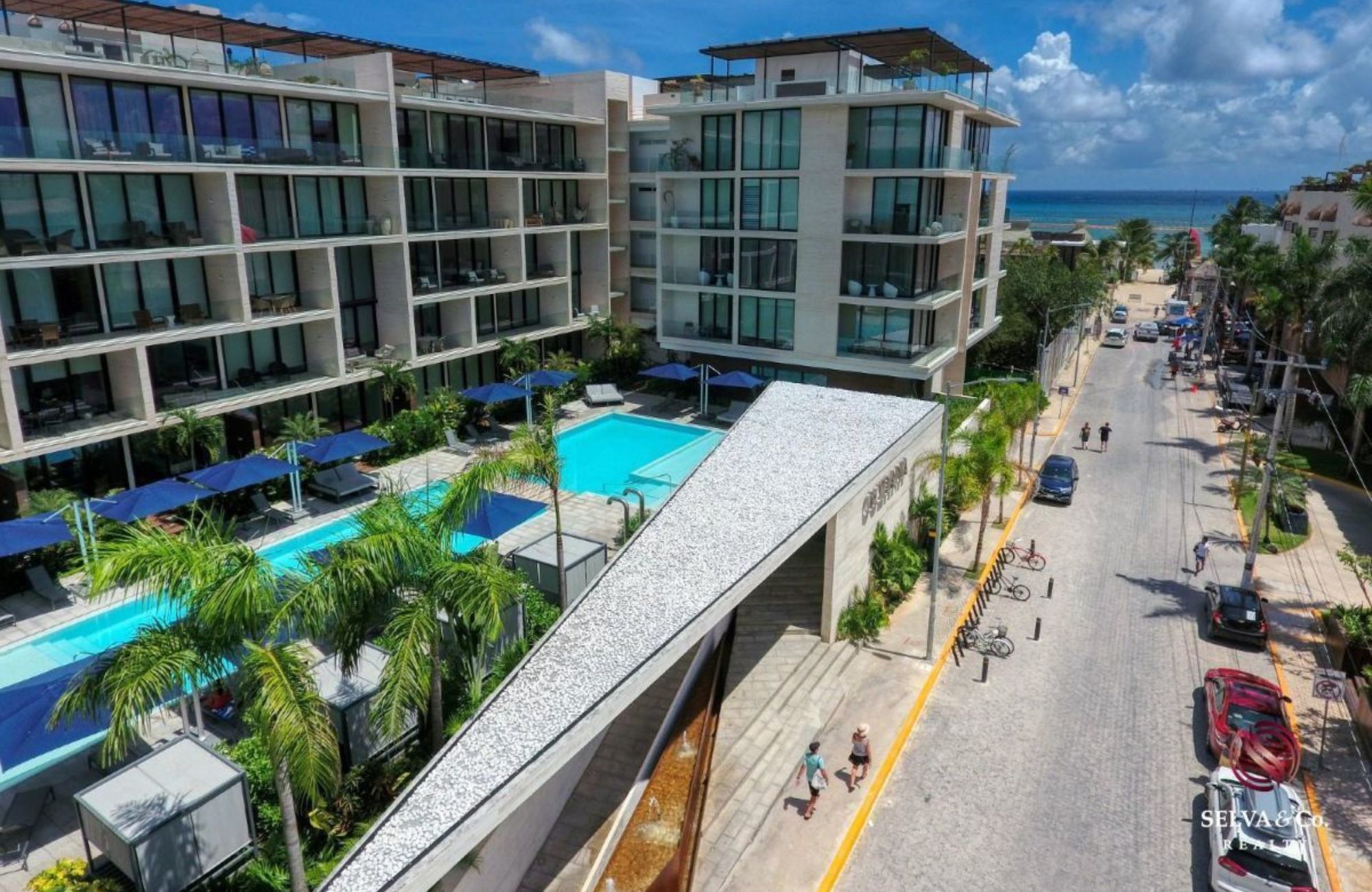 Condominio con terraza de 33 m2, rooftop con jacuzzi y alberca con vista al campo de golf, club de playa, casa club y amenidades de lujo en