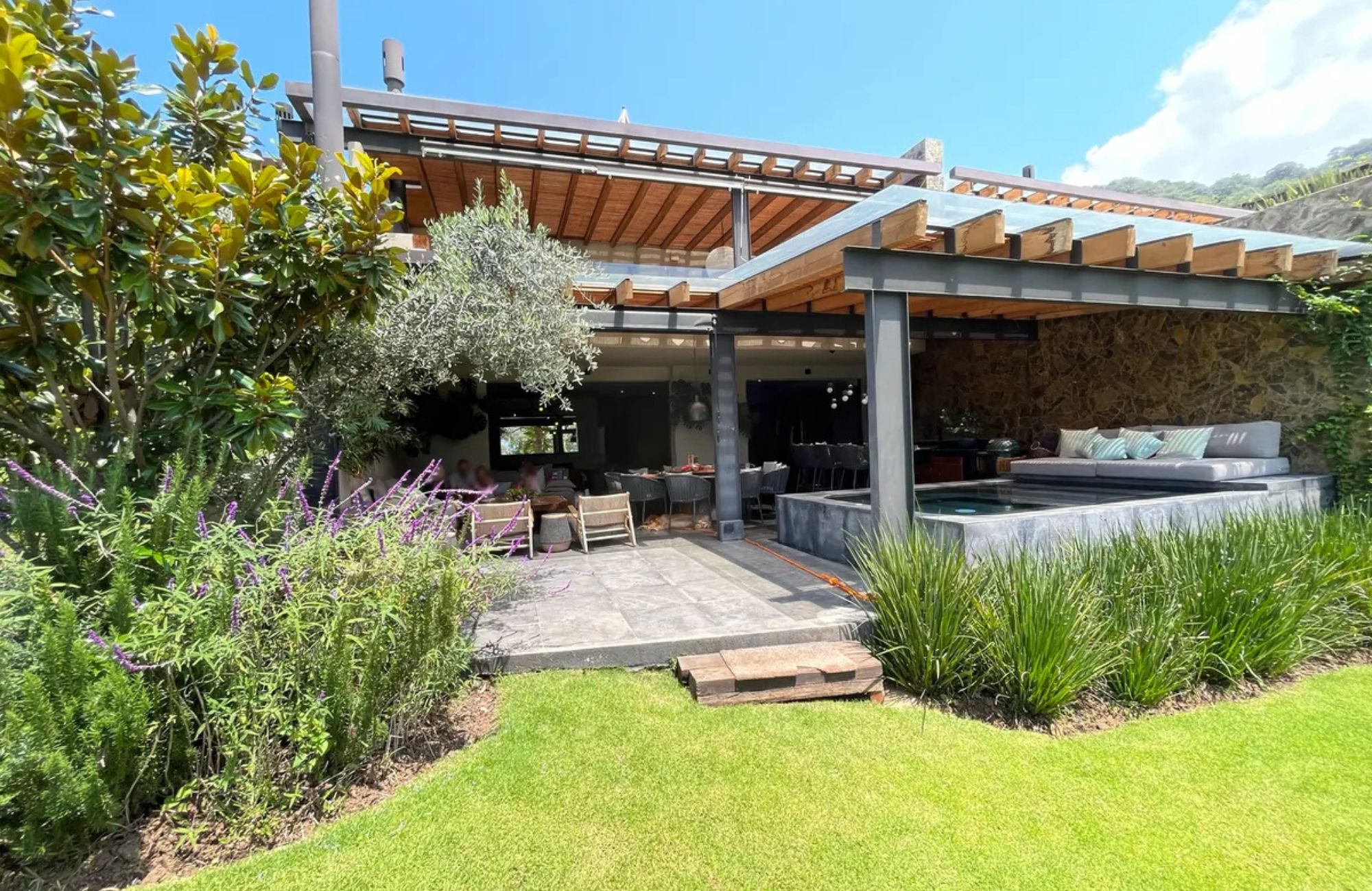 Residence with garden, jacuzzi, playground, library, utility room, parking for 5 cars, in Bosques de las Lomas for sale