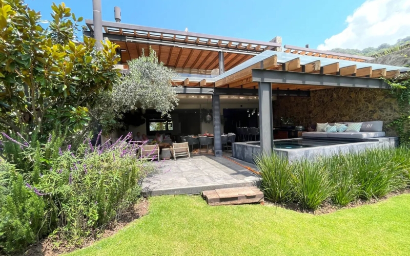 House with Jacuzzi, near the lake for sale, Valle de Bravo, CDMX