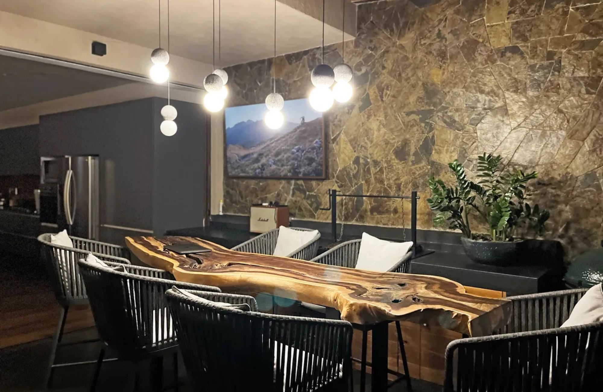 Residence with garden, jacuzzi, playground, library, utility room, parking for 5 cars, in Bosques de las Lomas for sale