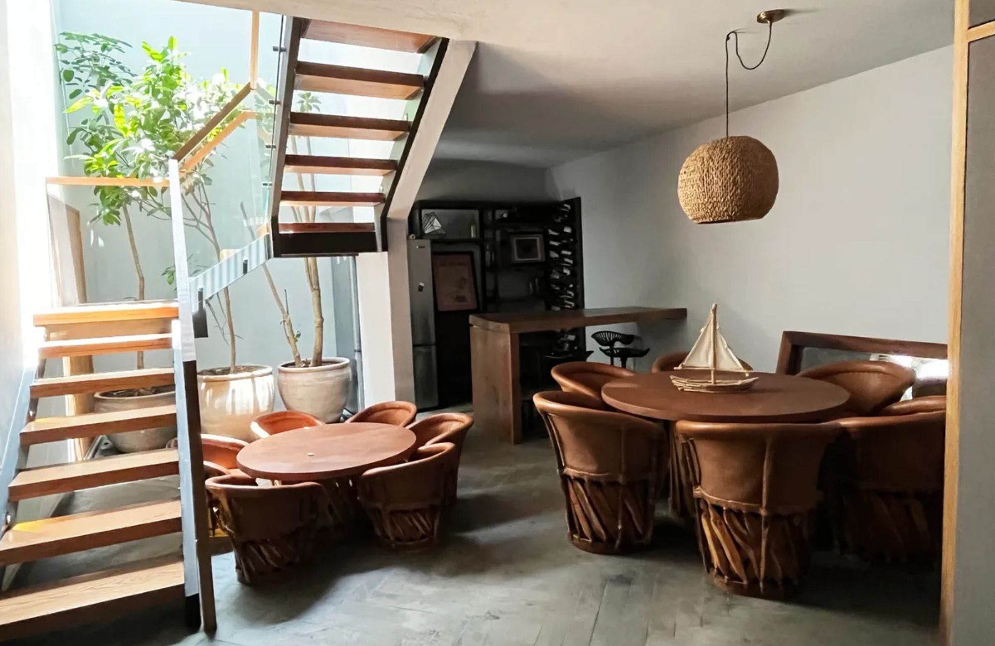 Residence with garden, jacuzzi, playground, library, utility room, parking for 5 cars, in Bosques de las Lomas for sale