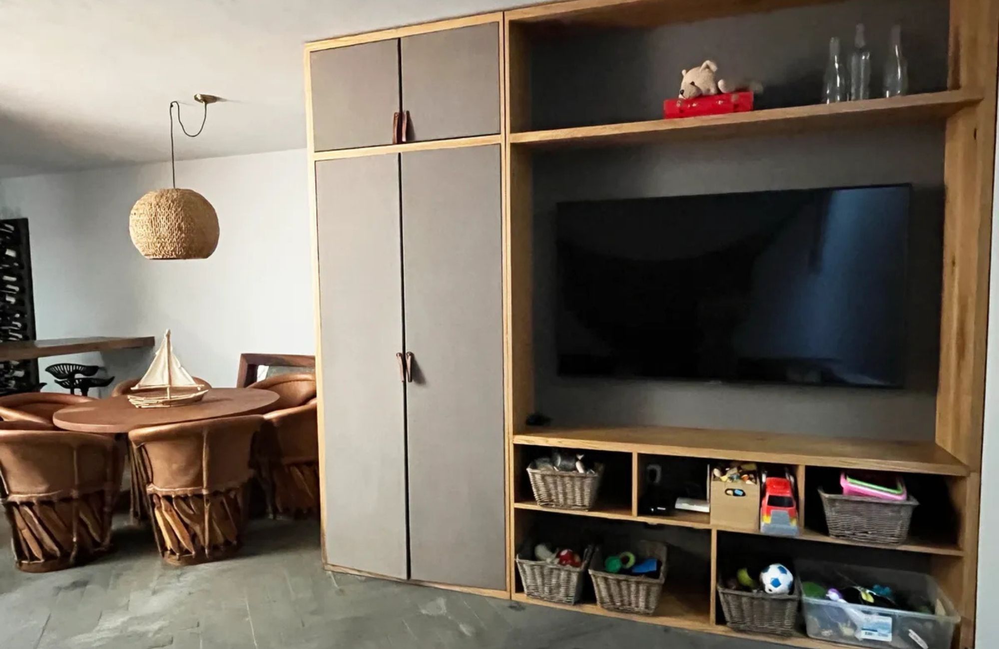 Residence with garden, jacuzzi, playground, library, utility room, parking for 5 cars, in Bosques de las Lomas for sale