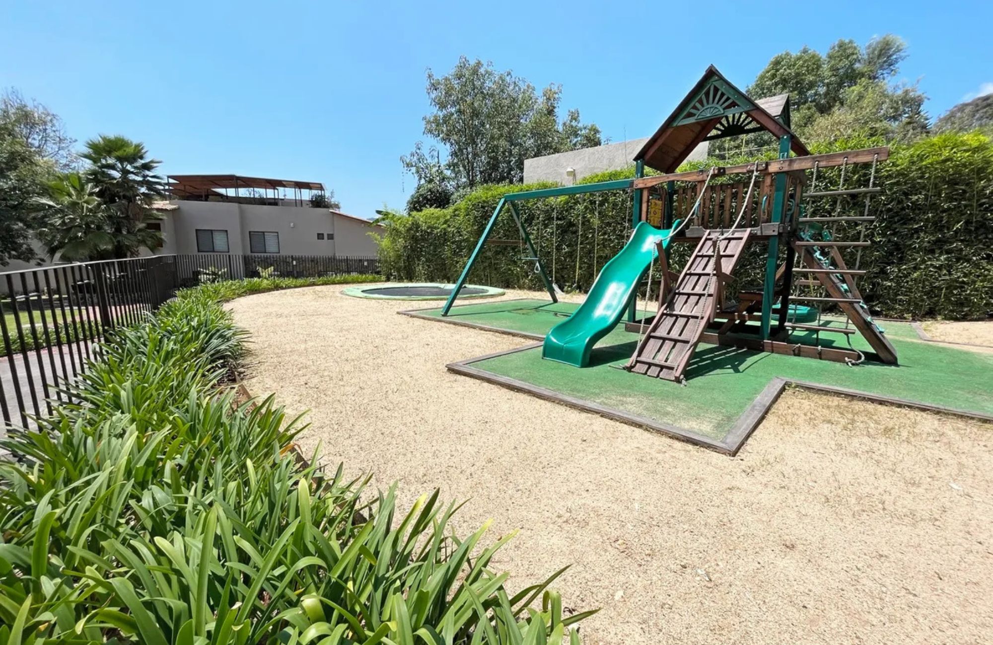 Residence with garden, jacuzzi, playground, library, utility room, parking for 5 cars, in Bosques de las Lomas for sale