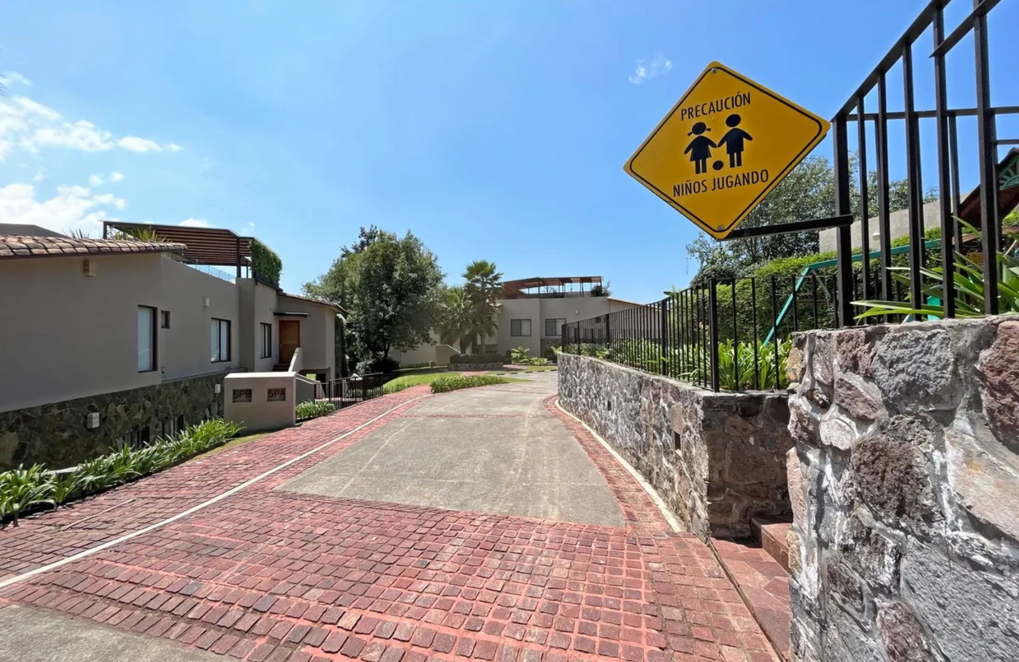 Residence with garden, jacuzzi, playground, library, utility room, parking for 5 cars, in Bosques de las Lomas for sale