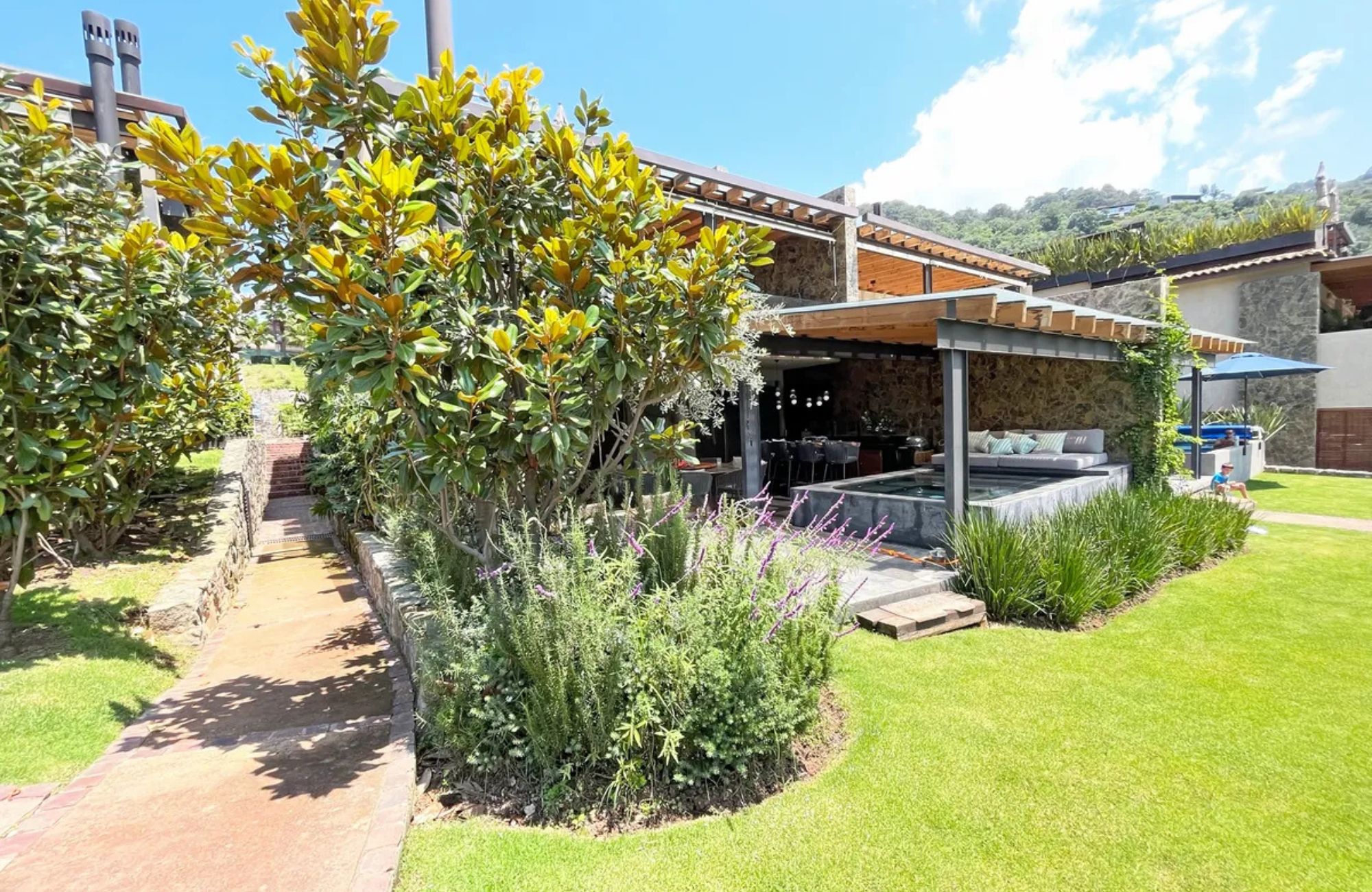 Residence with garden, jacuzzi, playground, library, utility room, parking for 5 cars, in Bosques de las Lomas for sale