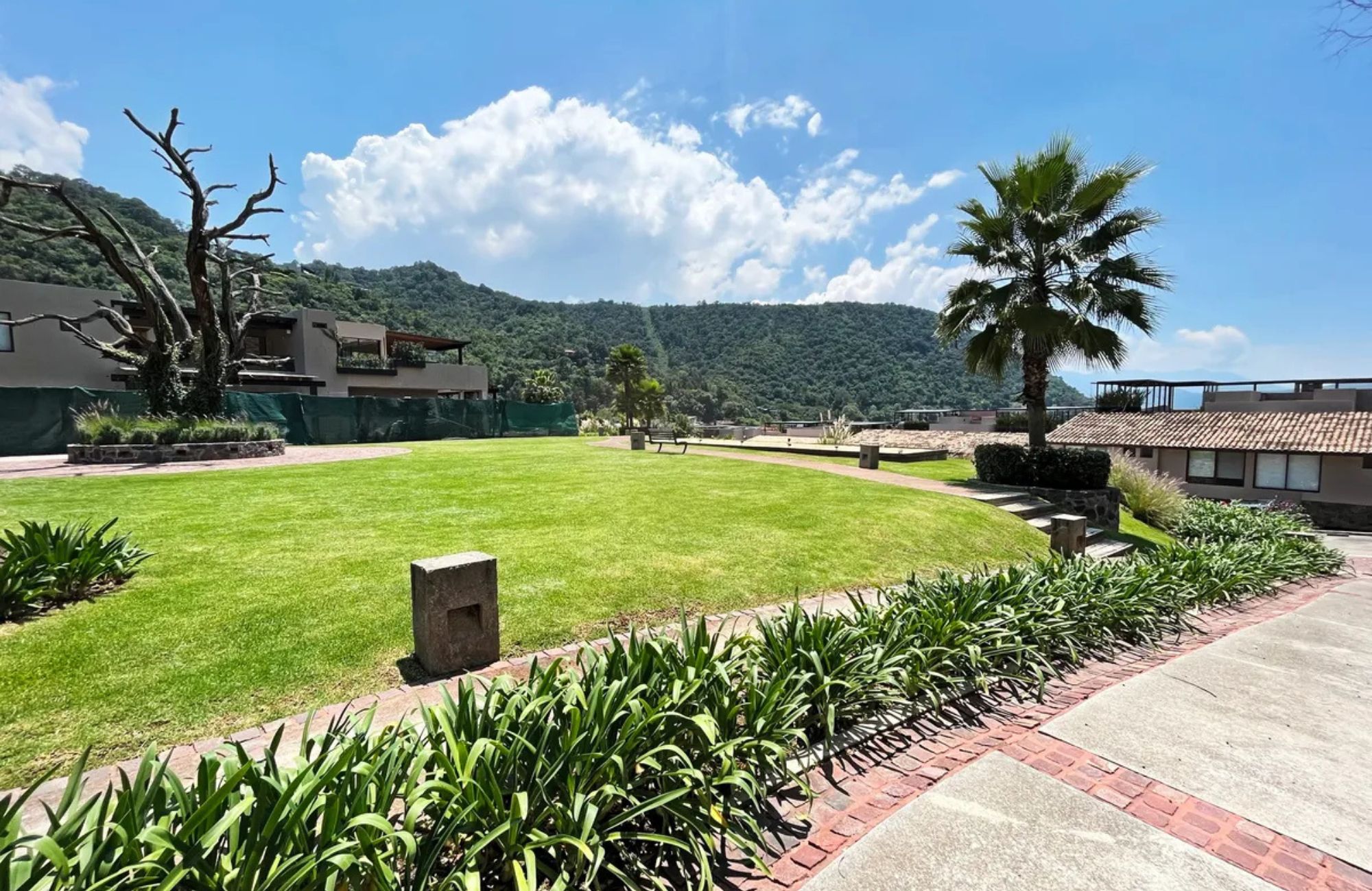 Residence with garden, jacuzzi, playground, library, utility room, parking for 5 cars, in Bosques de las Lomas for sale