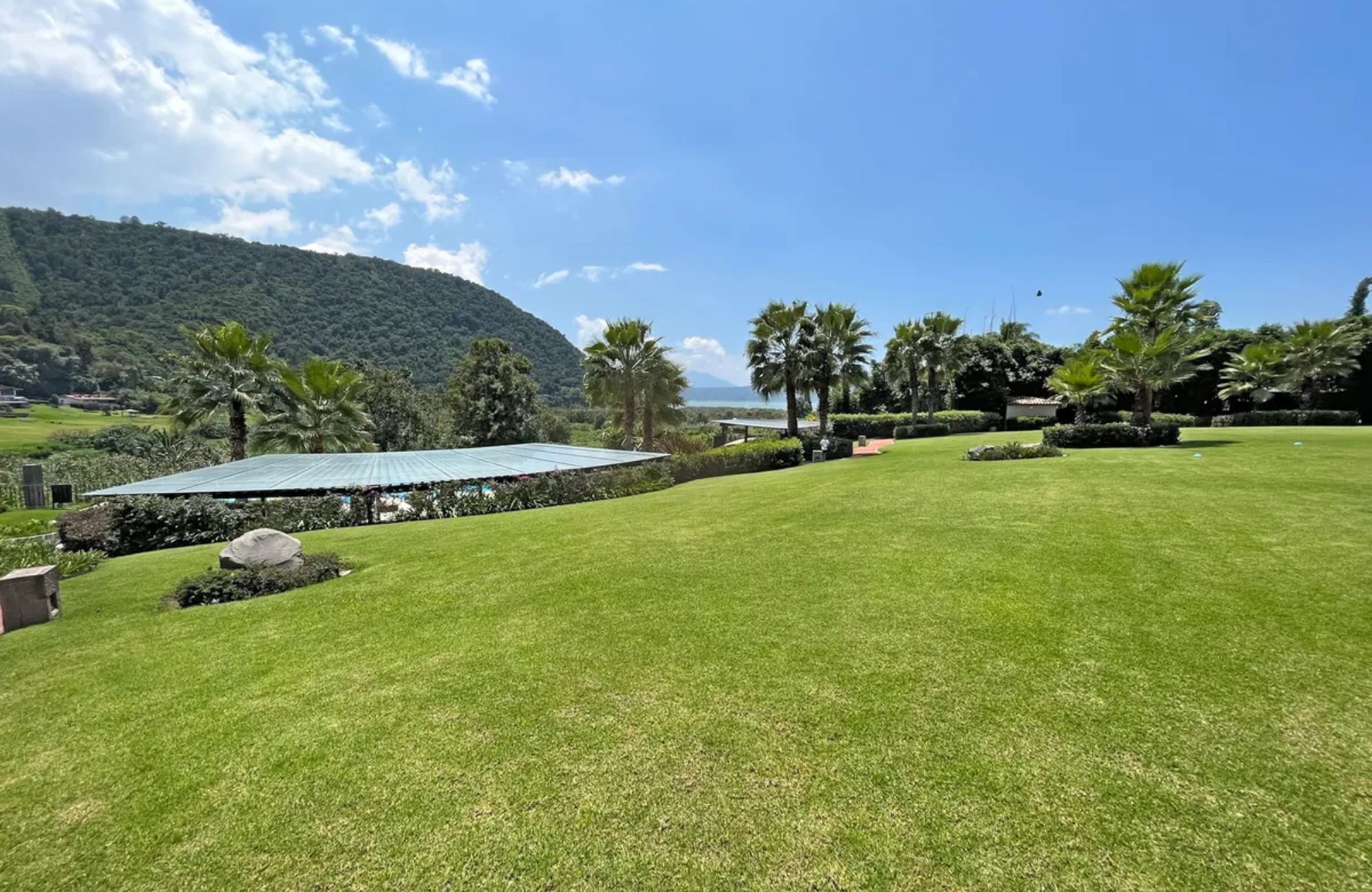 Residence with garden, jacuzzi, playground, library, utility room, parking for 5 cars, in Bosques de las Lomas for sale