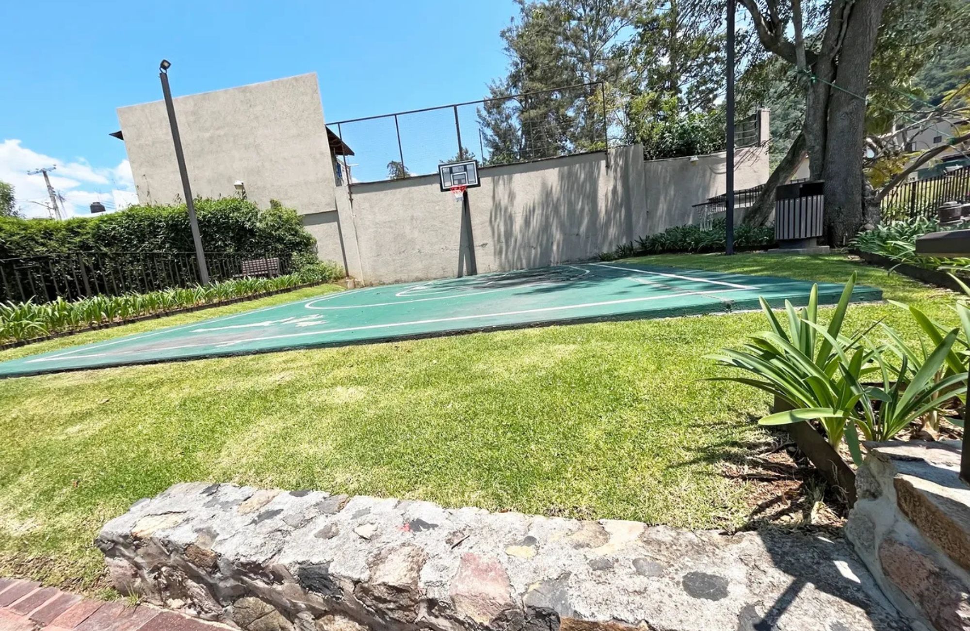 Residence with garden, jacuzzi, playground, library, utility room, parking for 5 cars, in Bosques de las Lomas for sale