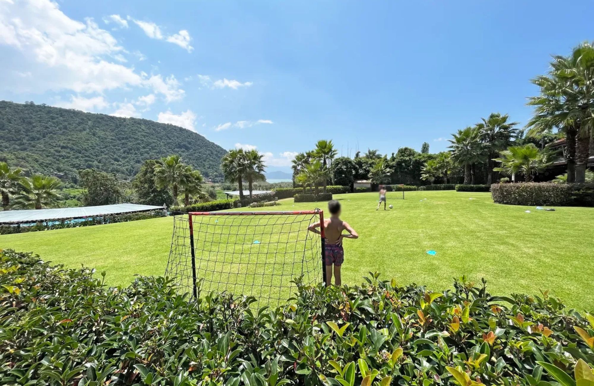 Residence with garden, jacuzzi, playground, library, utility room, parking for 5 cars, in Bosques de las Lomas for sale