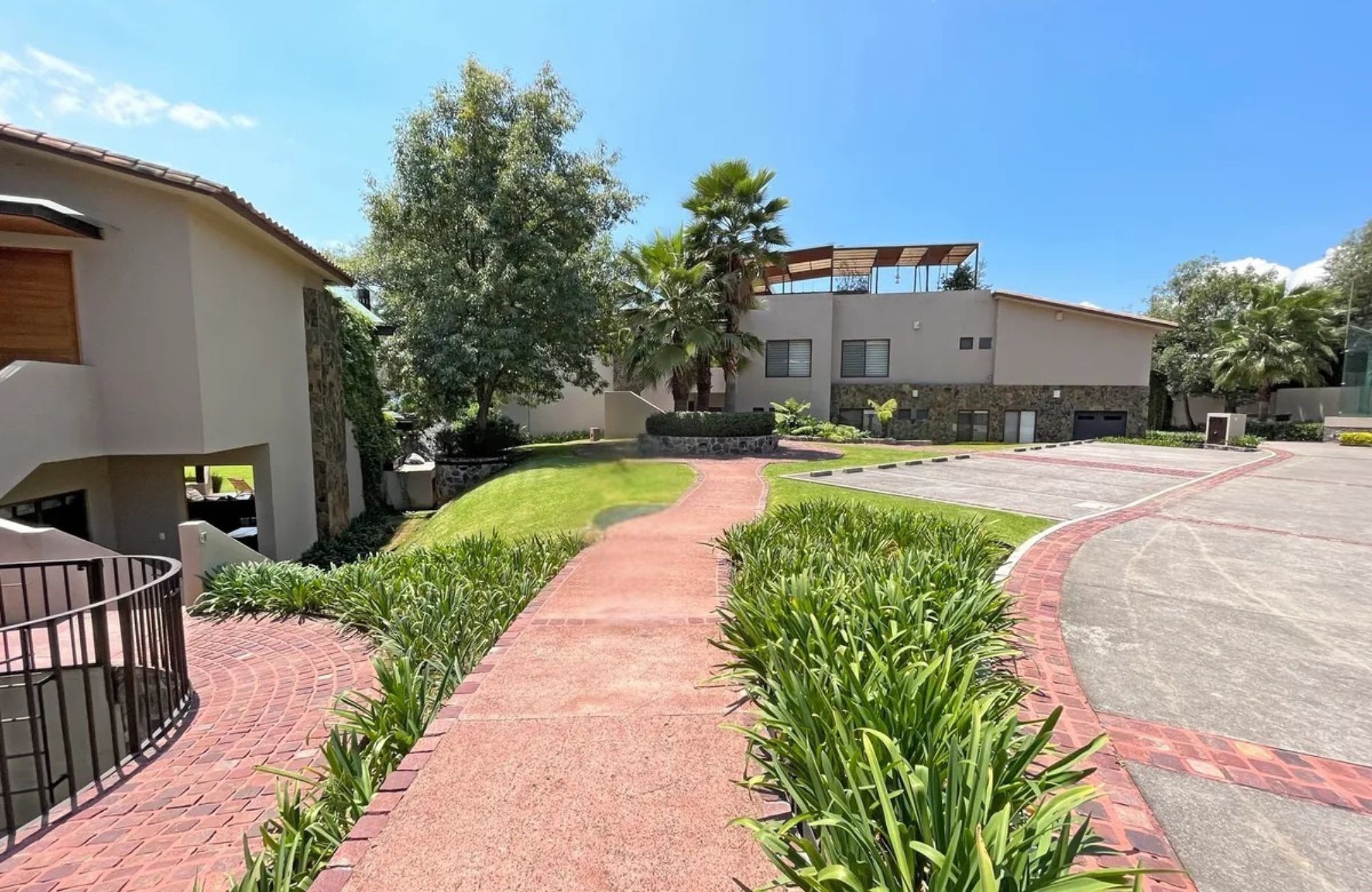 Residence with garden, jacuzzi, playground, library, utility room, parking for 5 cars, in Bosques de las Lomas for sale