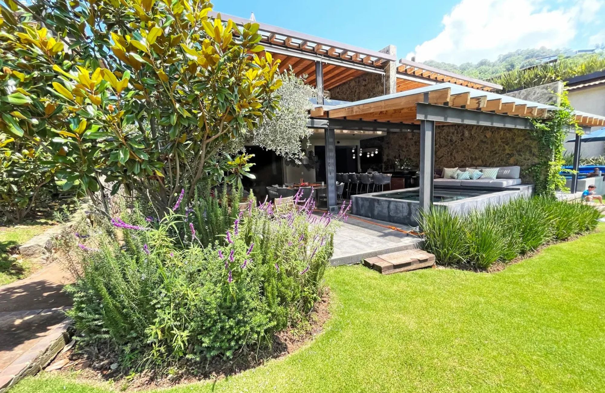 Residence with garden, jacuzzi, playground, library, utility room, parking for 5 cars, in Bosques de las Lomas for sale