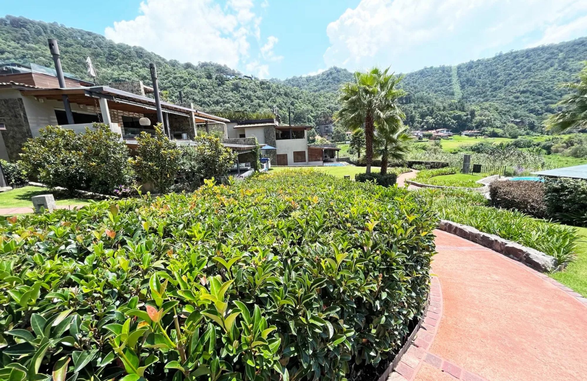 Residence with garden, jacuzzi, playground, library, utility room, parking for 5 cars, in Bosques de las Lomas for sale