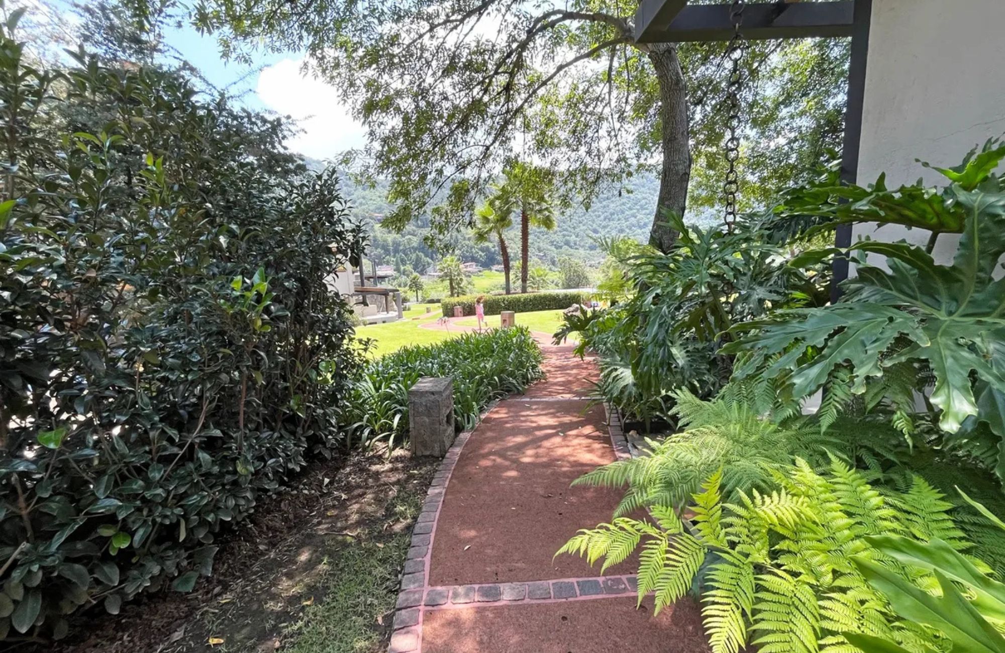 Residence with garden, jacuzzi, playground, library, utility room, parking for 5 cars, in Bosques de las Lomas for sale