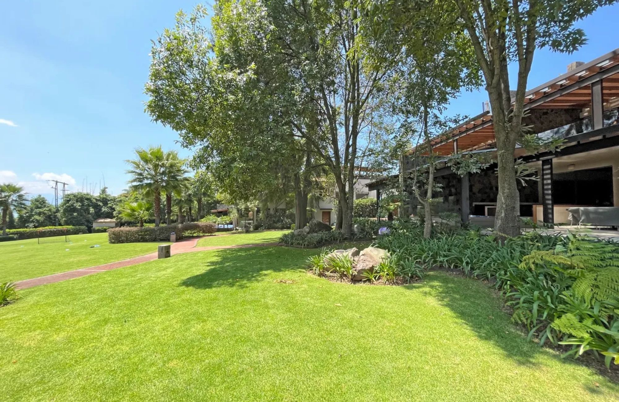 Residence with garden, jacuzzi, playground, library, utility room, parking for 5 cars, in Bosques de las Lomas for sale