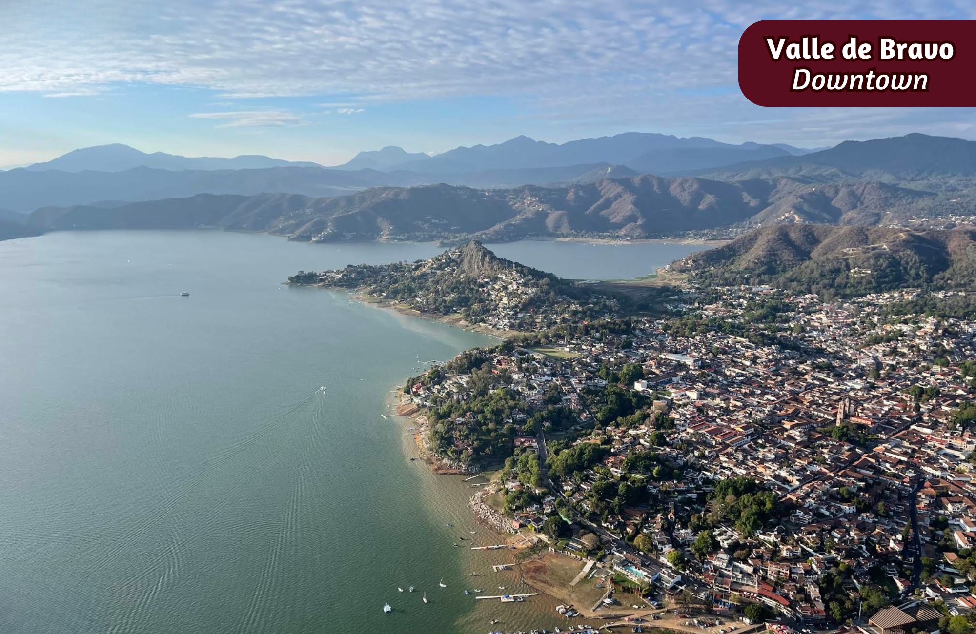 Residence with garden, jacuzzi, playground, library, utility room, parking for 5 cars, in Bosques de las Lomas for sale