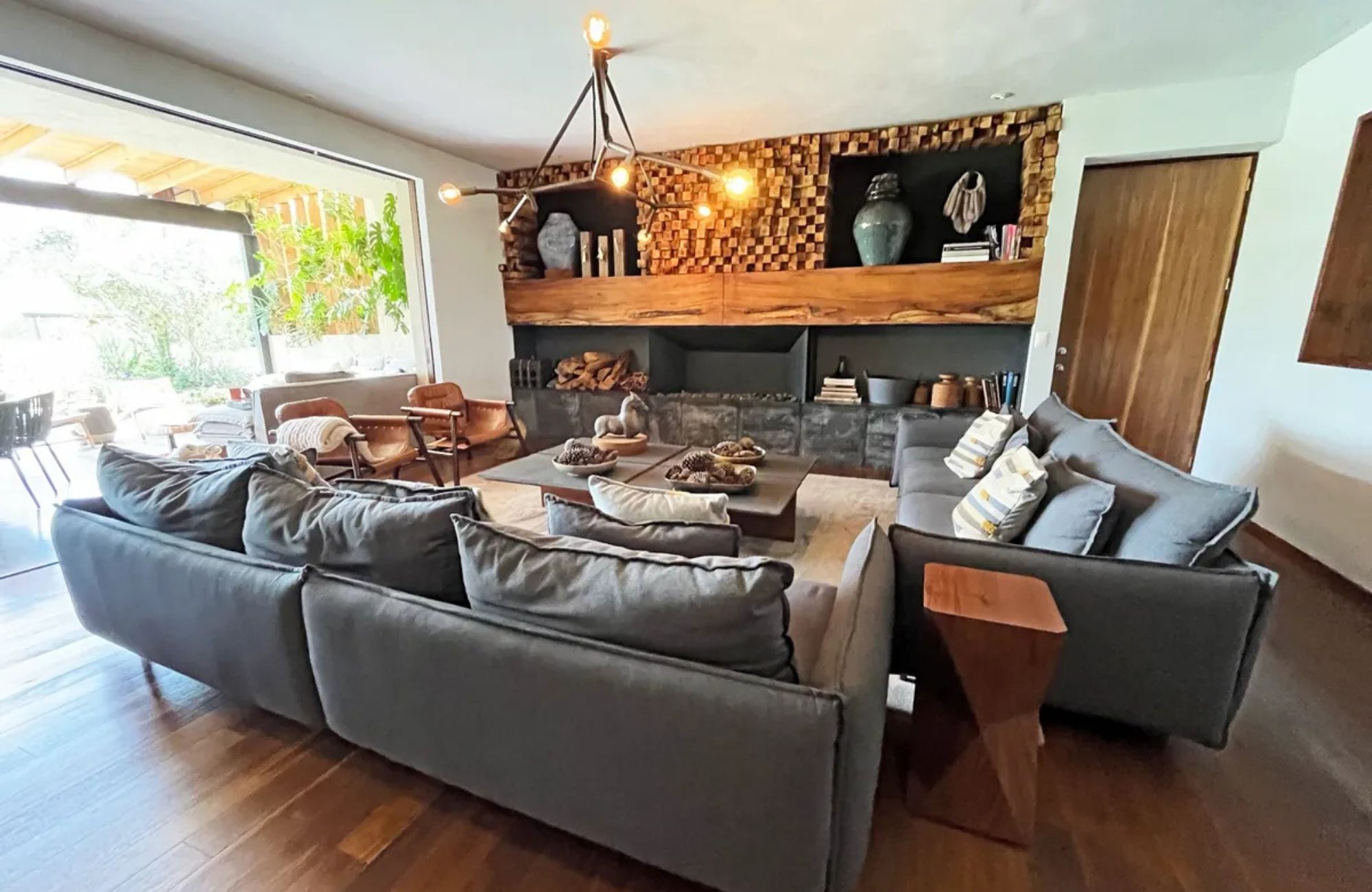 Residence with garden, jacuzzi, playground, library, utility room, parking for 5 cars, in Bosques de las Lomas for sale