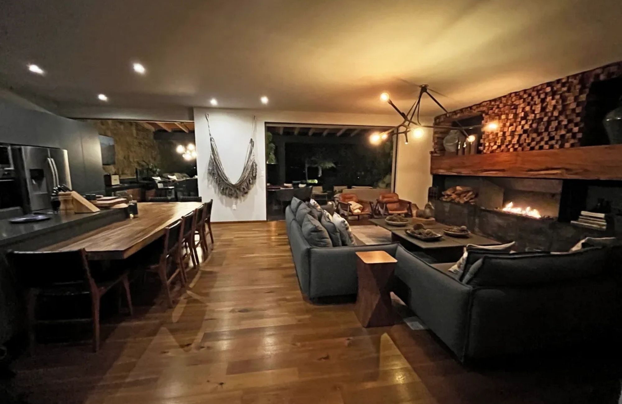 Residence with garden, jacuzzi, playground, library, utility room, parking for 5 cars, in Bosques de las Lomas for sale