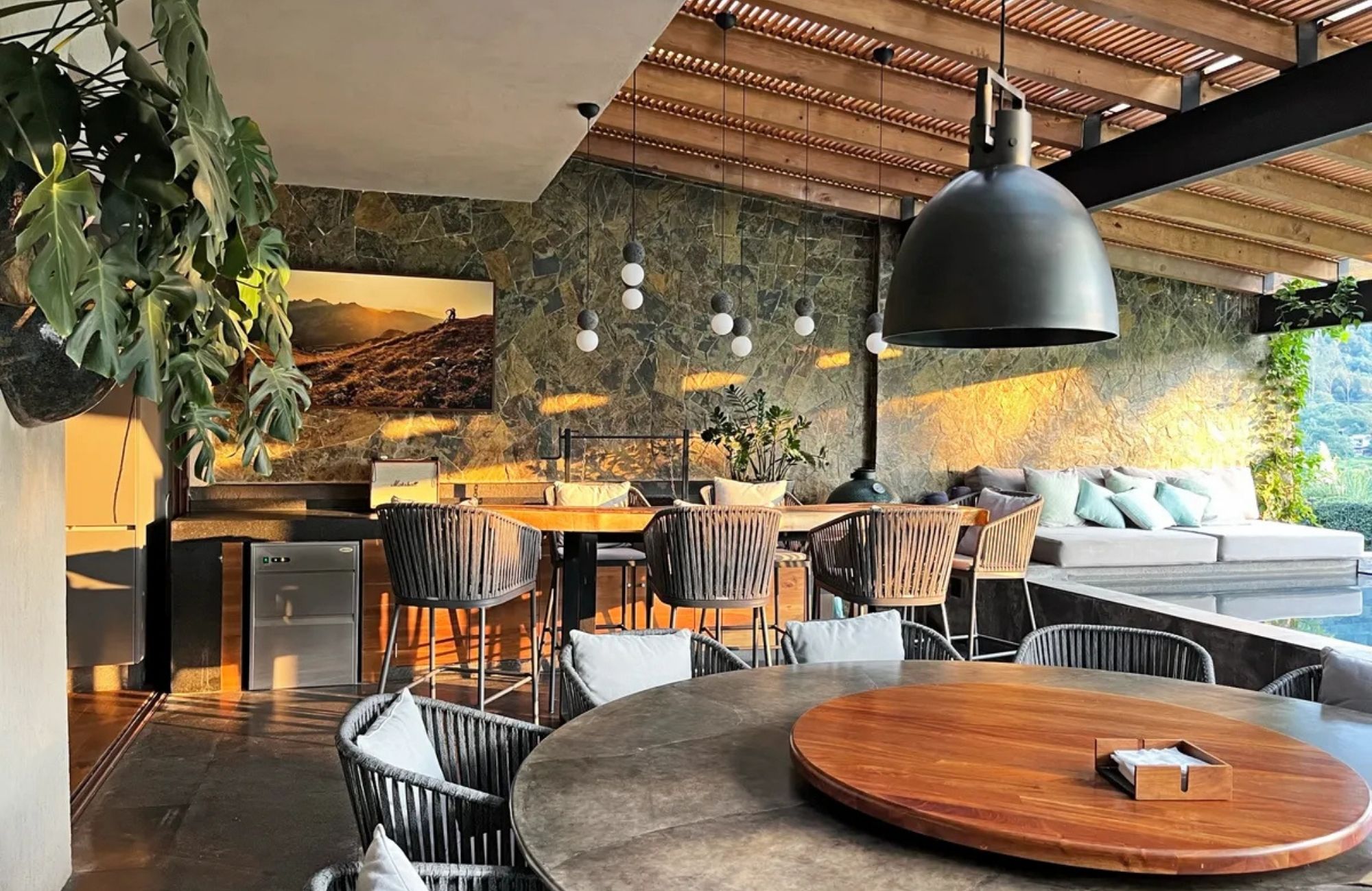 Residence with garden, jacuzzi, playground, library, utility room, parking for 5 cars, in Bosques de las Lomas for sale