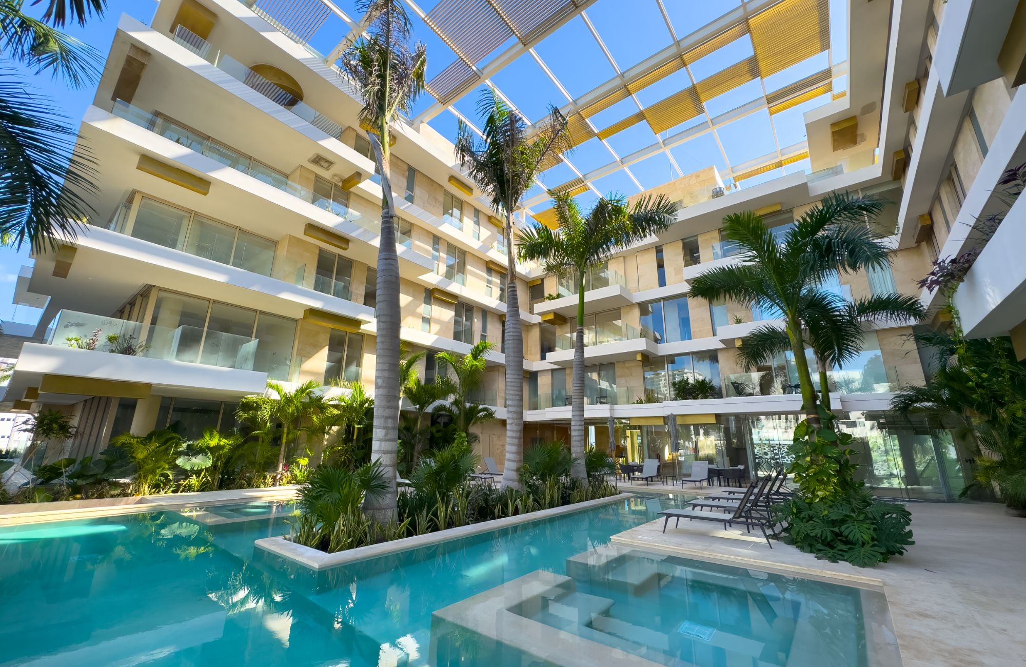Condo with pool, terrace, and golf simulator for sale, Puerto Cancun, Cancun.