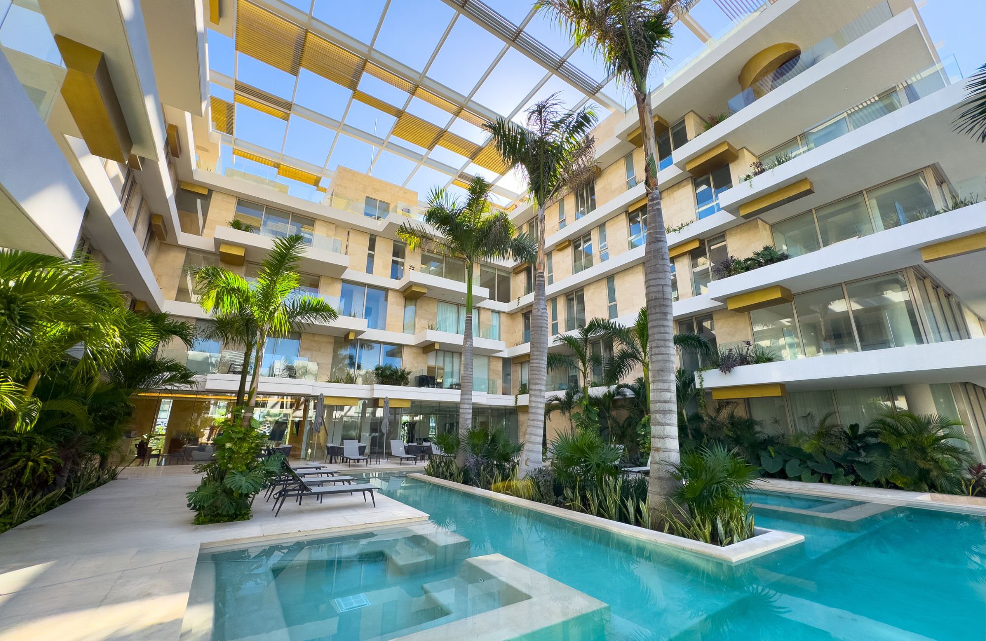 Condo with pool, terrace, and golf simulator for sale, Puerto Cancun, Cancun.