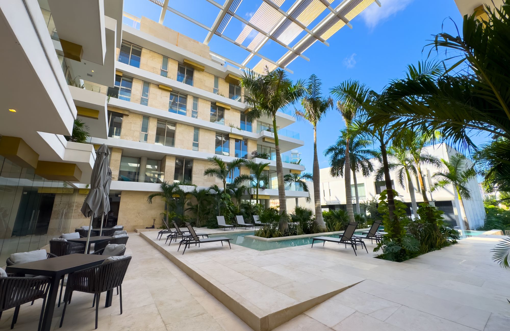 Condo with pool, terrace, and golf simulator for sale, Puerto Cancun, Cancun.