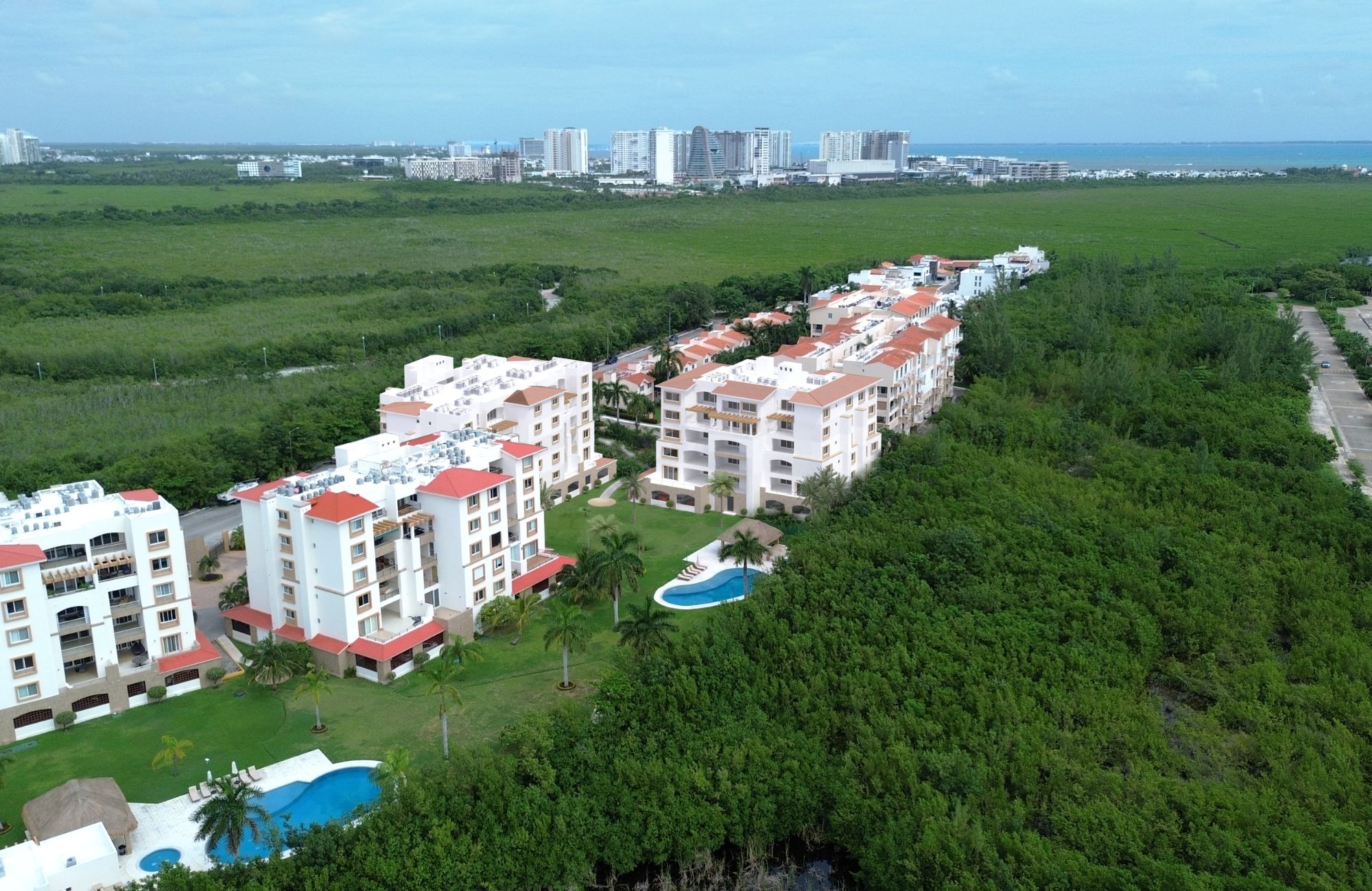 3 bedroom apartment with Gym, Pool and Jacuzzi for sale, Hotel Zone, Cancun.