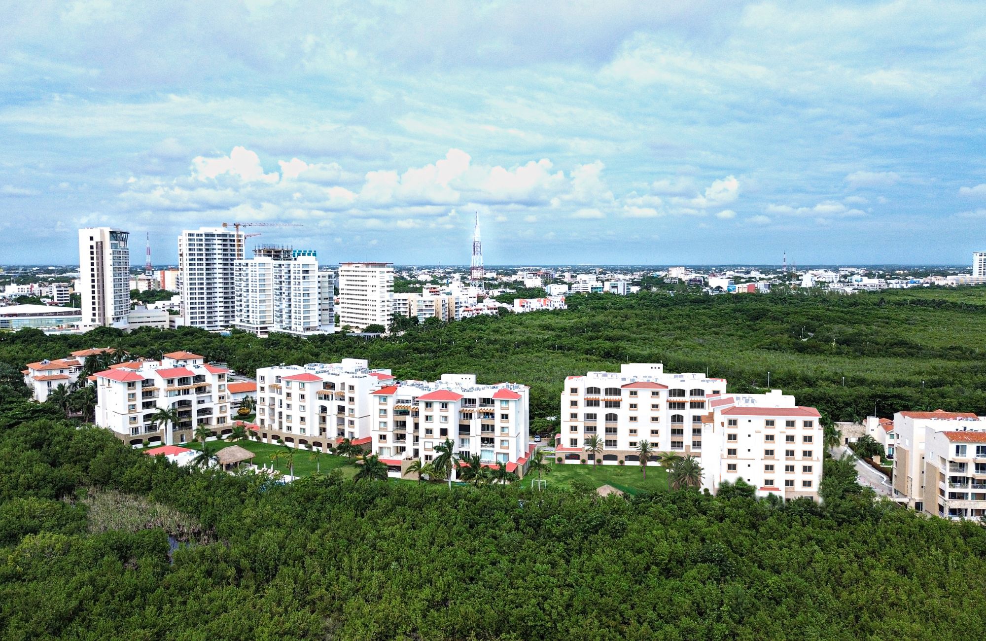 3 bedroom apartment with Gym, Pool and Jacuzzi for sale, Hotel Zone, Cancun.