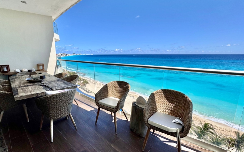 Condo with ocean and lagoon views for sale in Lahia, Hotel zone, Canc&uacute;n&nbsp;