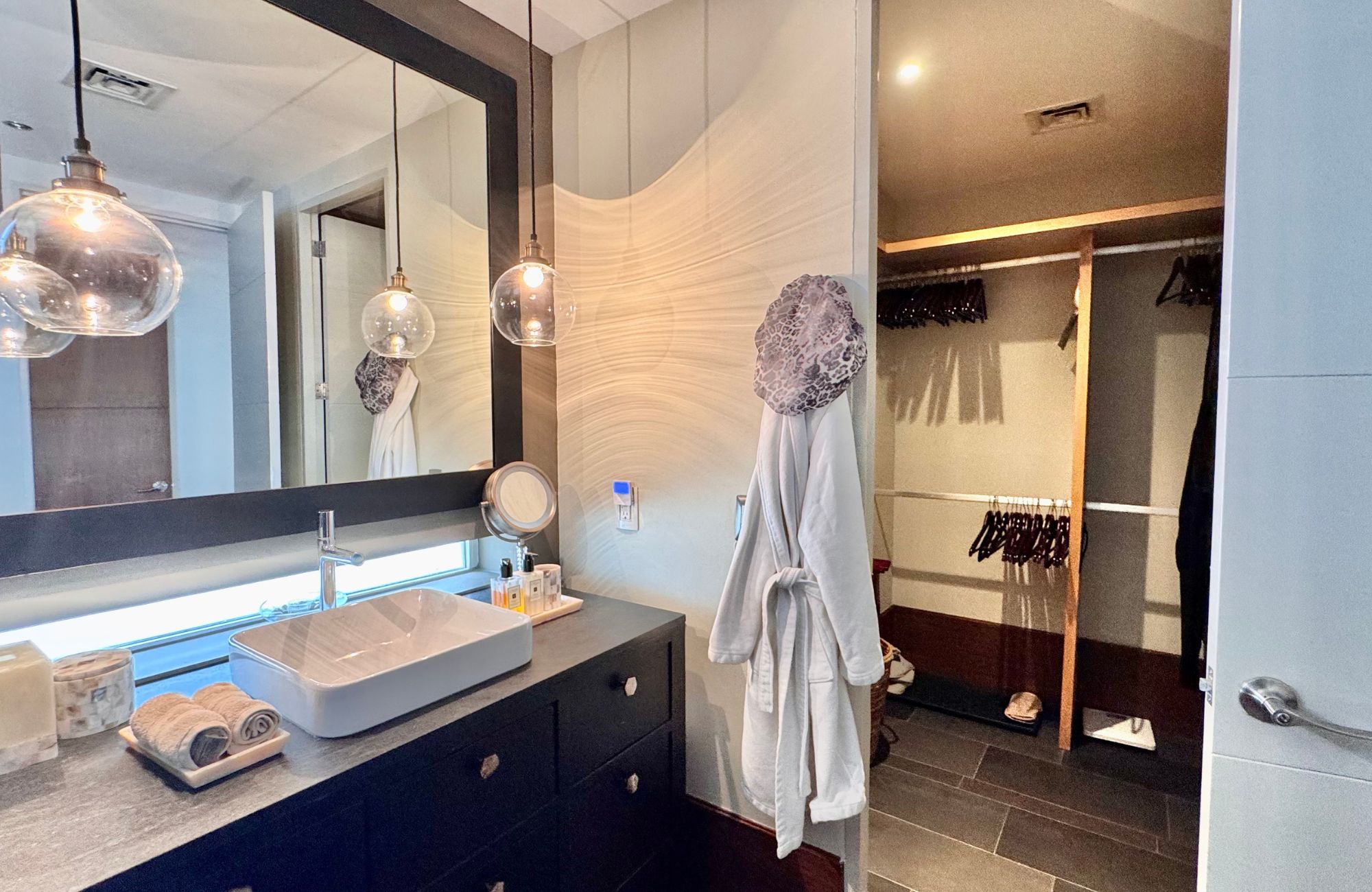 Oceanfront 4 bedroom condo for sale in Emerald Cancun