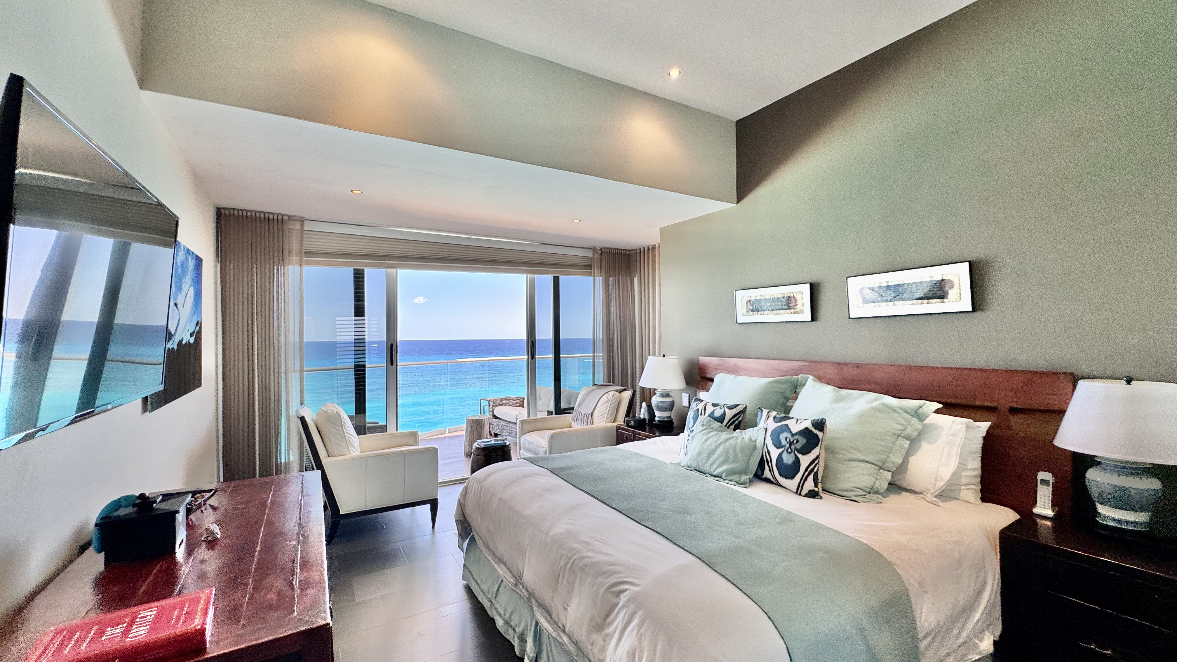 Oceanfront 4 bedroom condo for sale in Emerald Cancun
