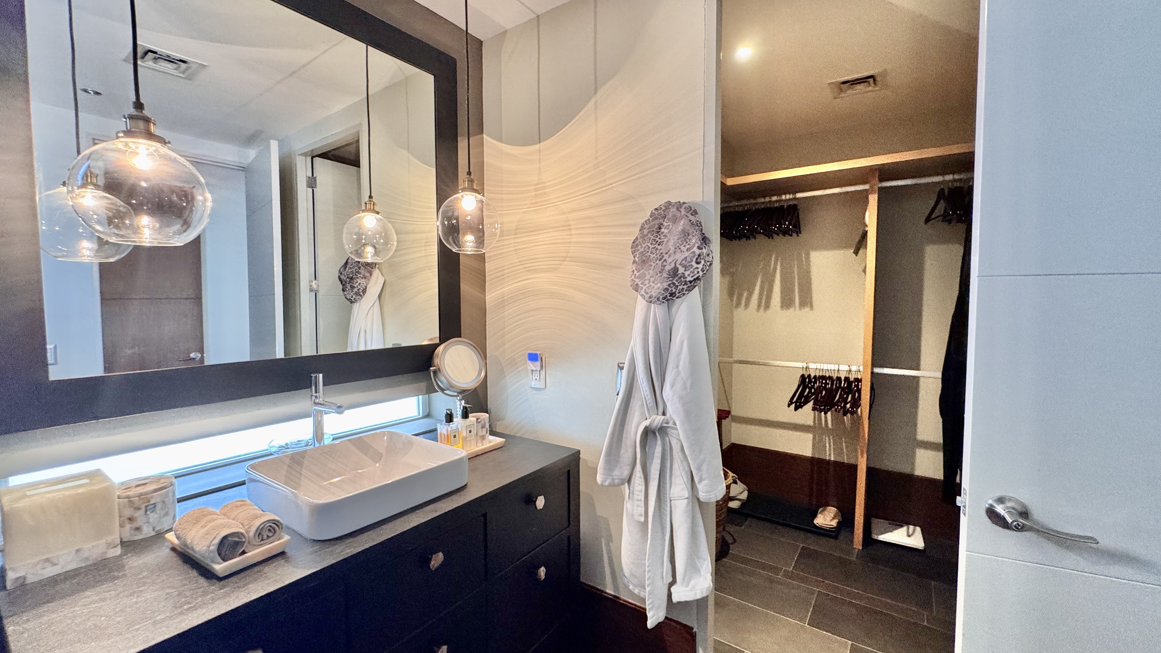 Oceanfront 4 bedroom condo for sale in Emerald Cancun