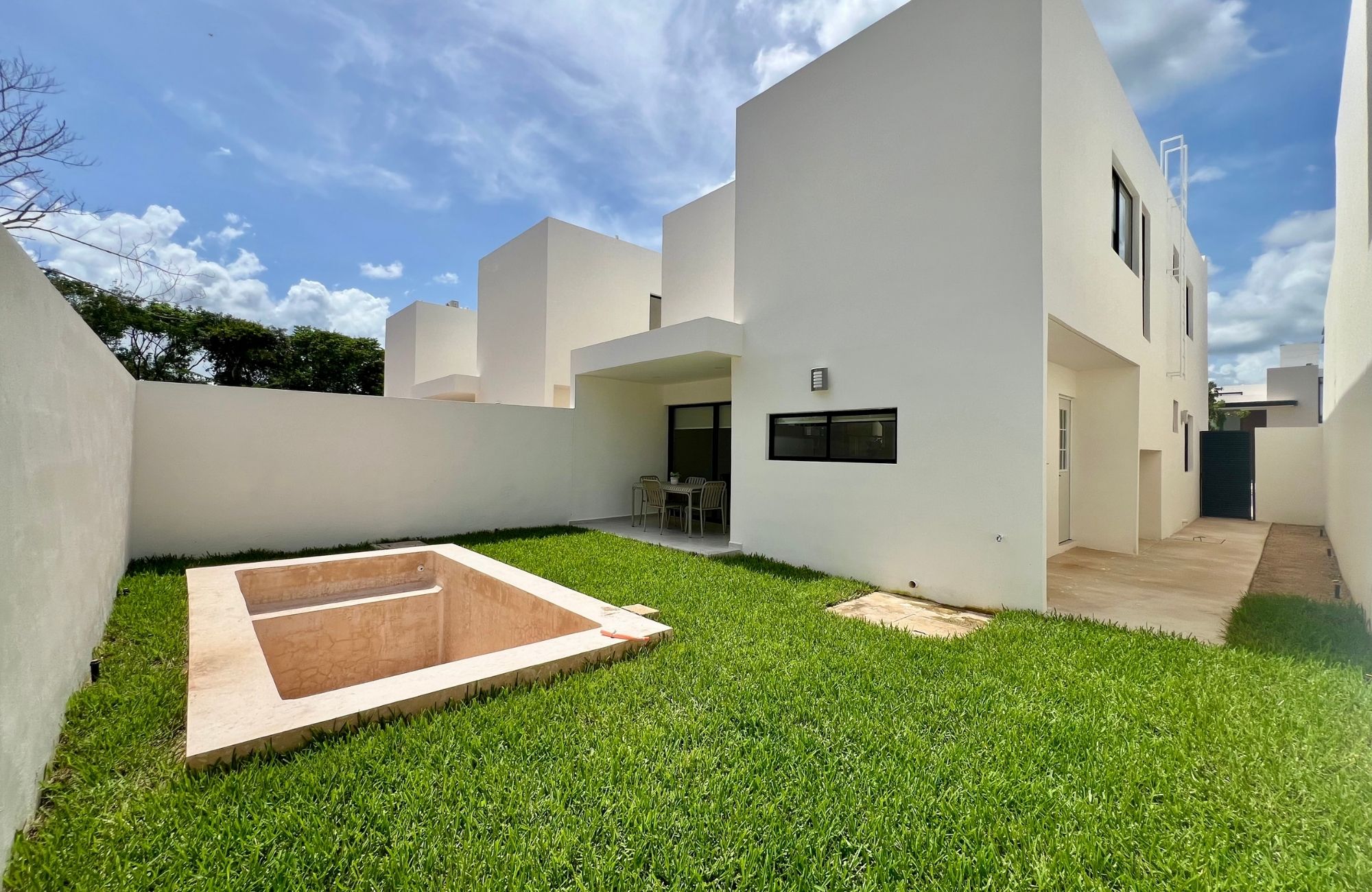 House with private pool, covered terrace, walk-in closet, two-car garage, for sale, Xcanatun, Merida, Yucatan.