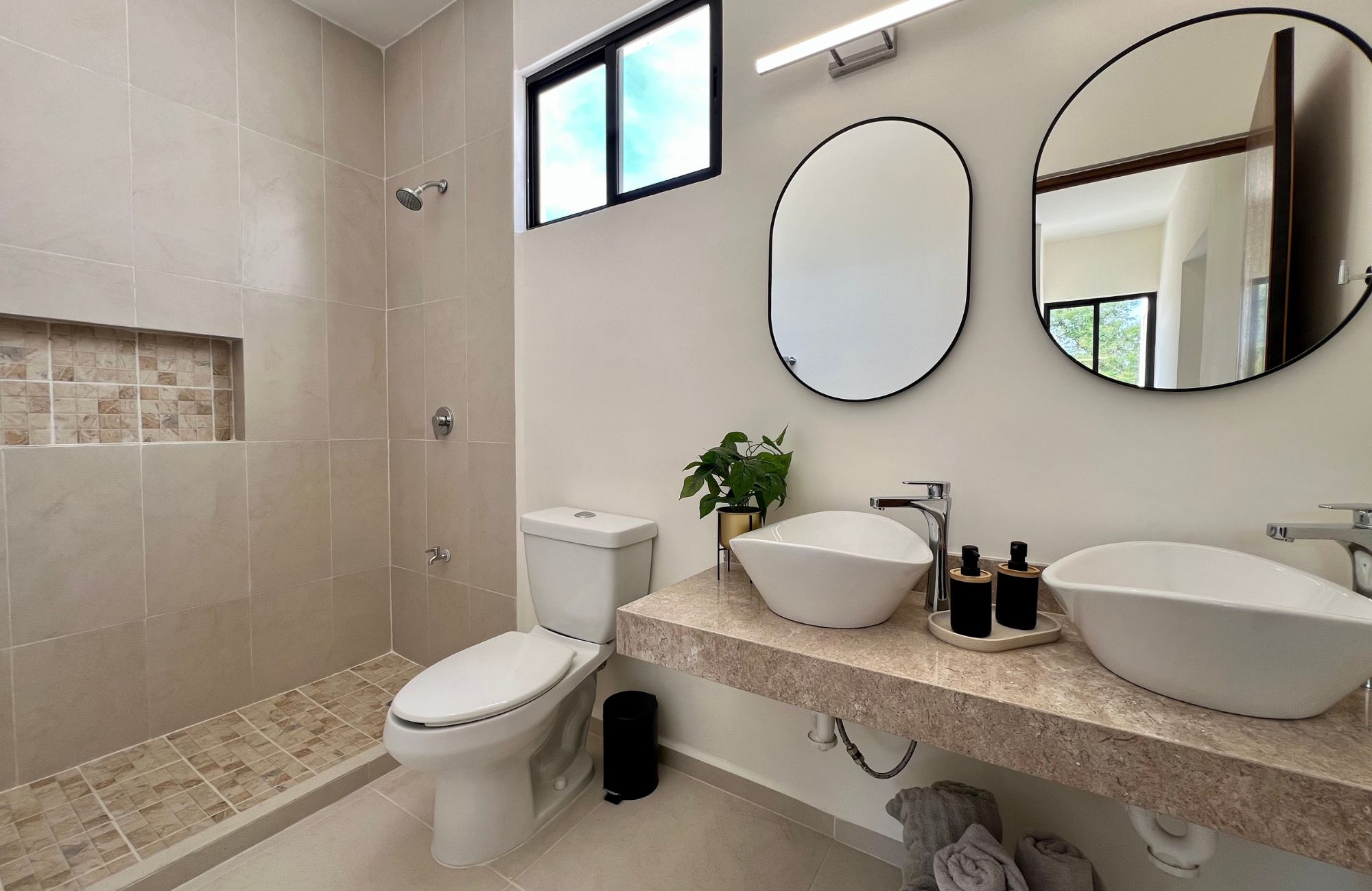 House with private pool, covered terrace, walk-in closet, two-car garage, for sale, Xcanatun, Merida, Yucatan.