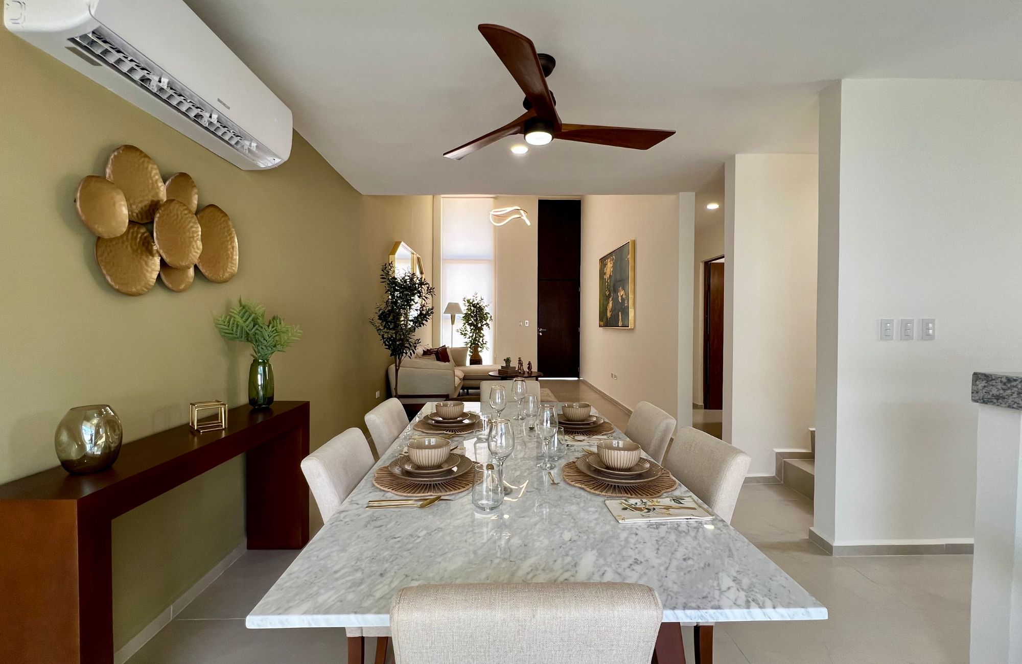 House with private pool, covered terrace, walk-in closet, two-car garage, for sale, Xcanatun, Merida, Yucatan.