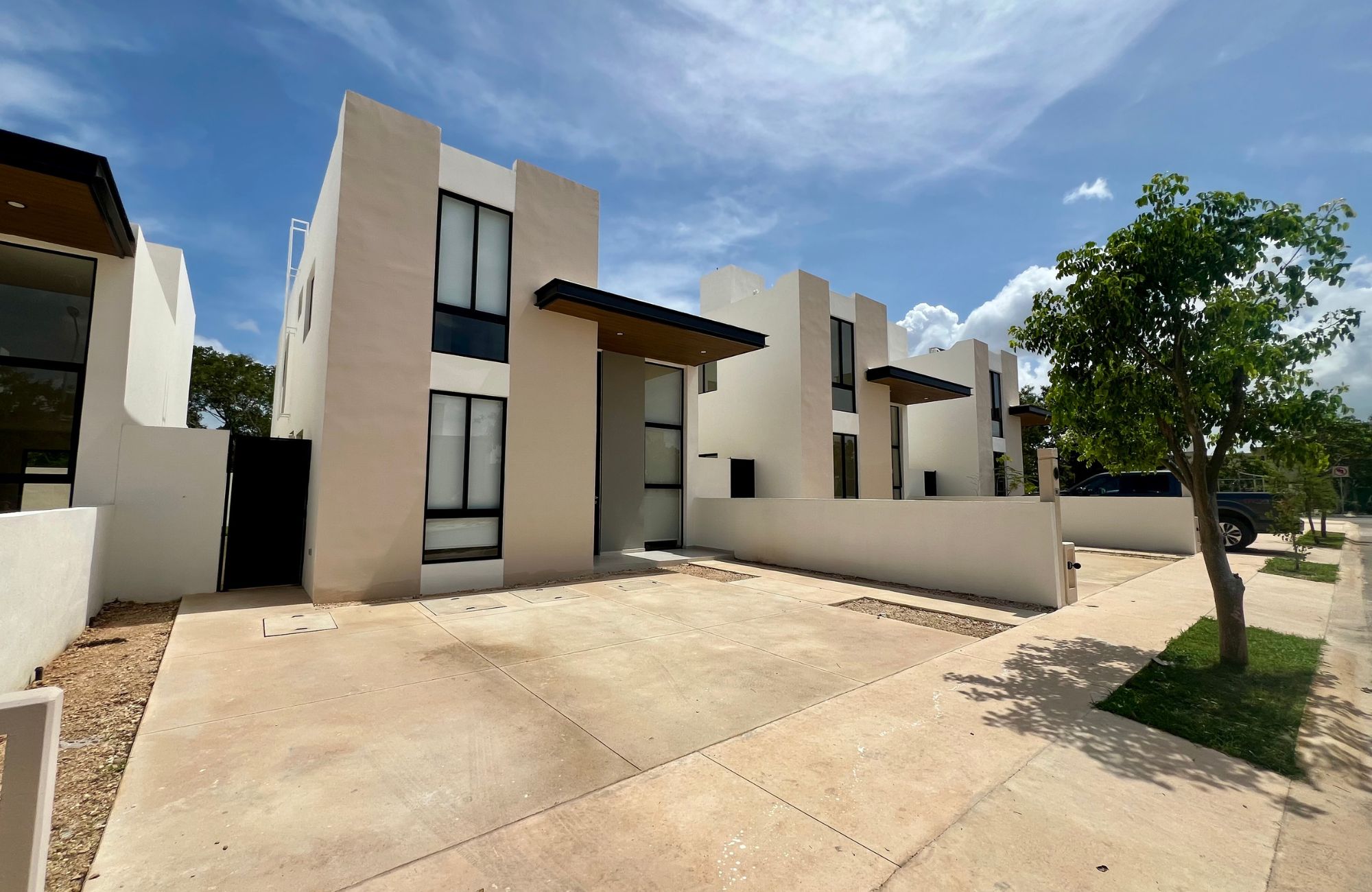 House with private pool, covered terrace, walk-in closet, two-car garage, for sale, Xcanatun, Merida, Yucatan.