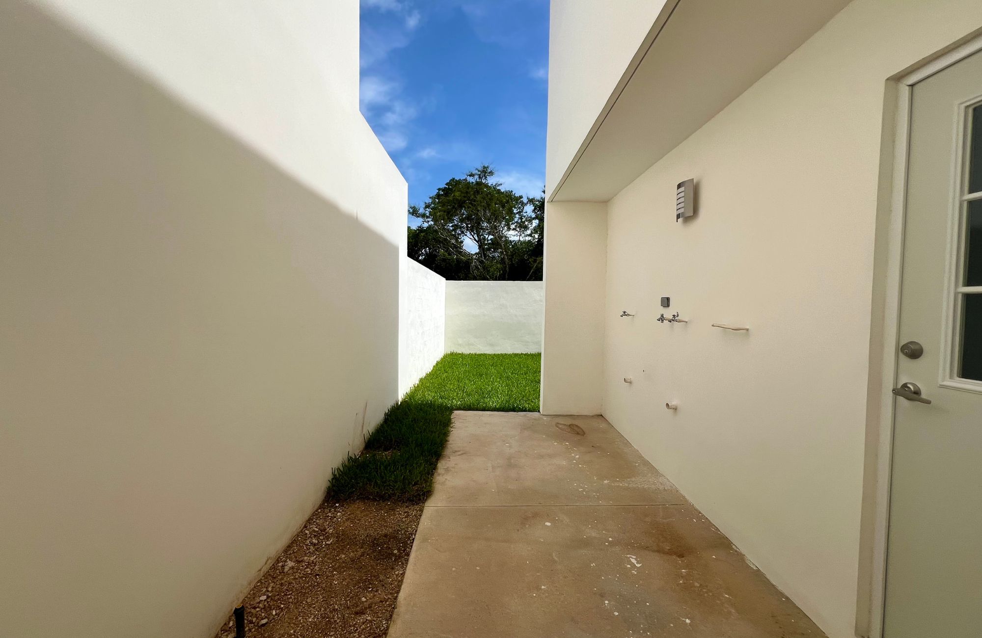 House with private pool, covered terrace, walk-in closet, two-car garage, for sale, Xcanatun, Merida, Yucatan.