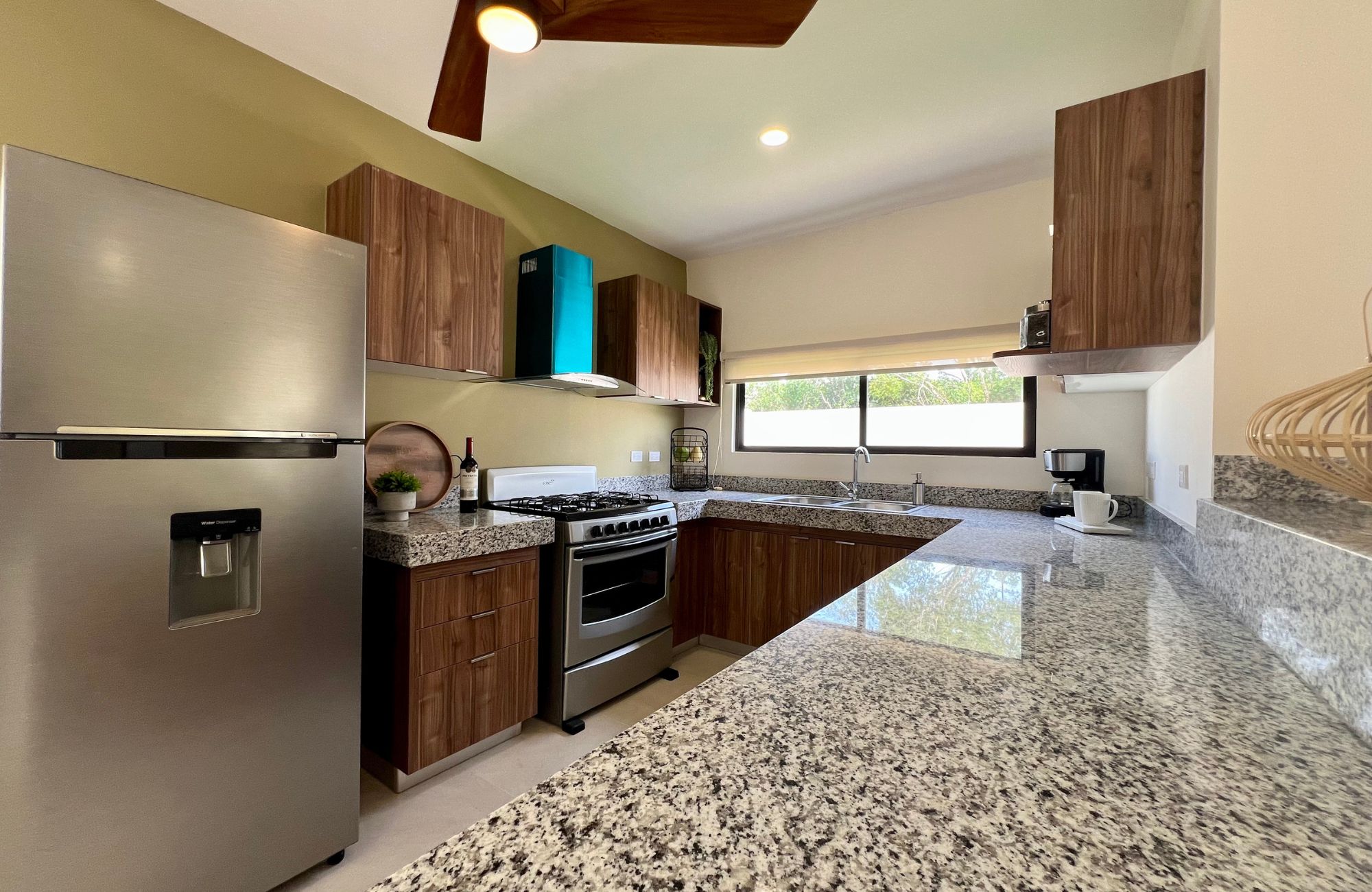 House with private pool, covered terrace, walk-in closet, two-car garage, for sale, Xcanatun, Merida, Yucatan.