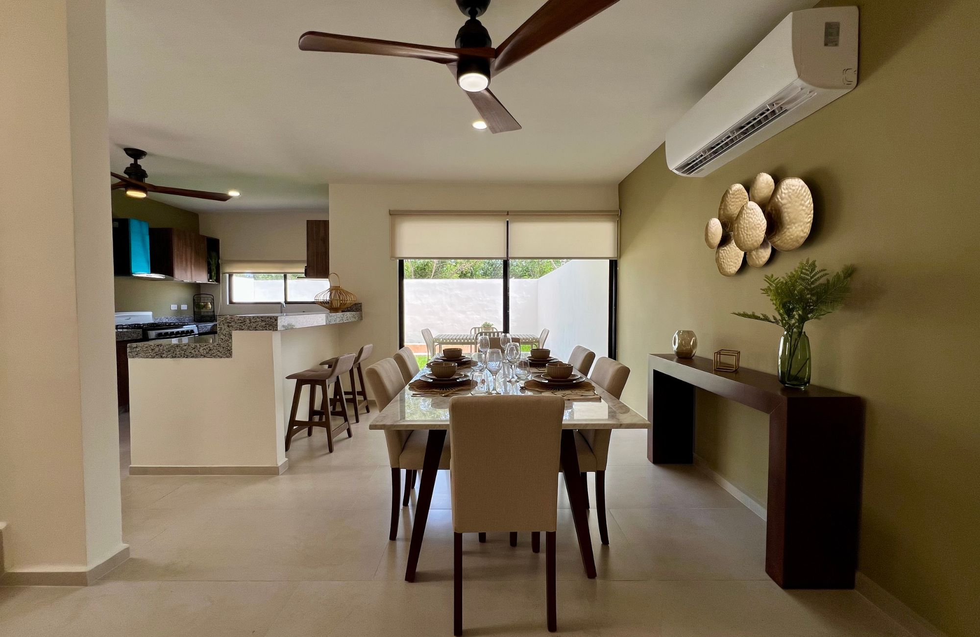 House with private pool, covered terrace, walk-in closet, two-car garage, for sale, Xcanatun, Merida, Yucatan.