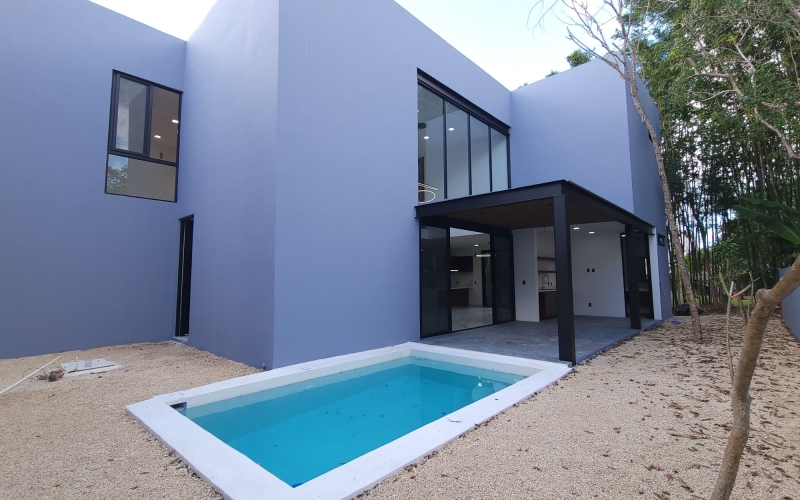 House with Private Pool and Lobby, for Sale, Yucatan Country Club, M&eacute;rida