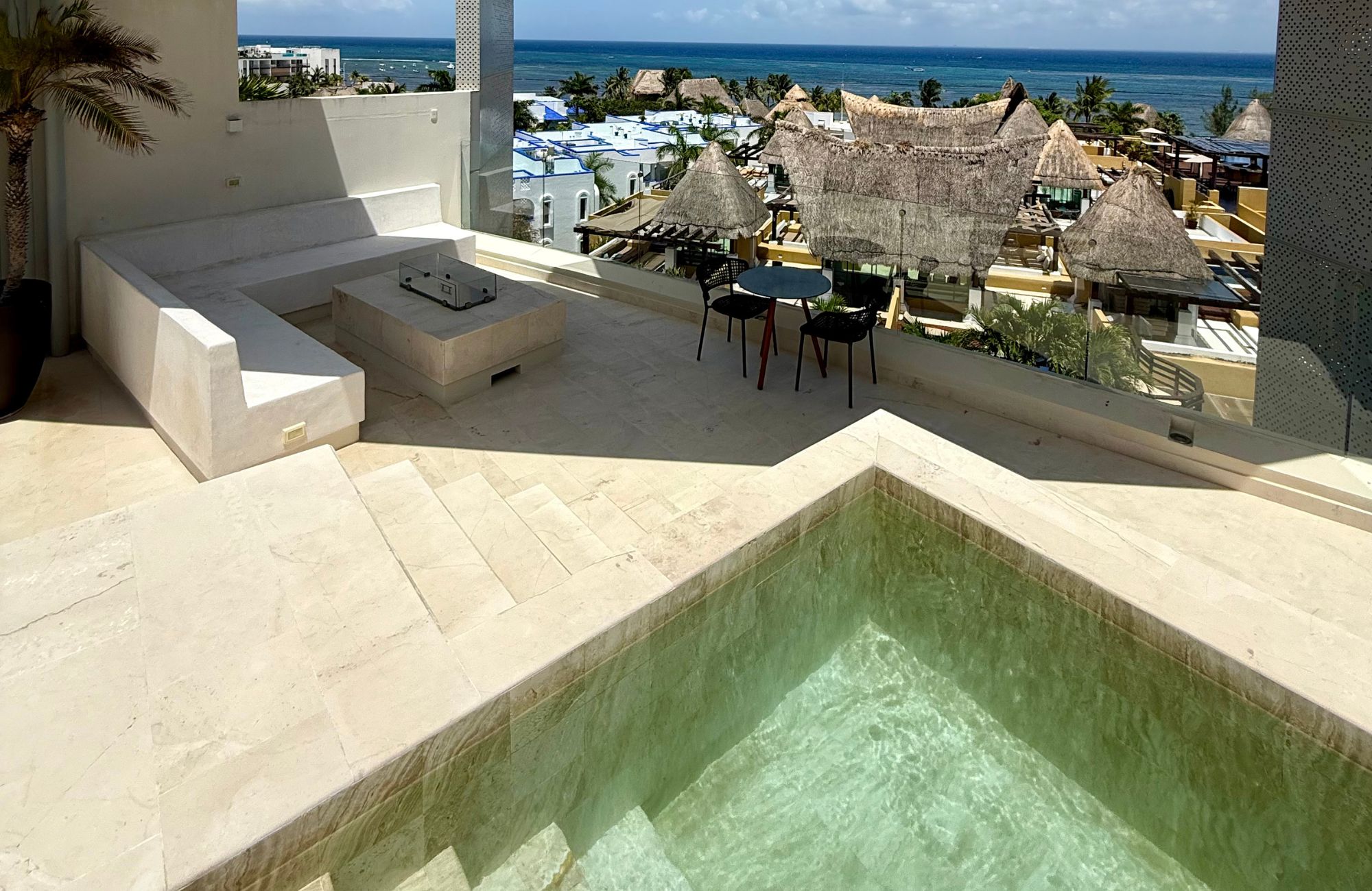 Penthouse with pool and rooftop, oceanfront, pre-sale Playa del Carmen.
