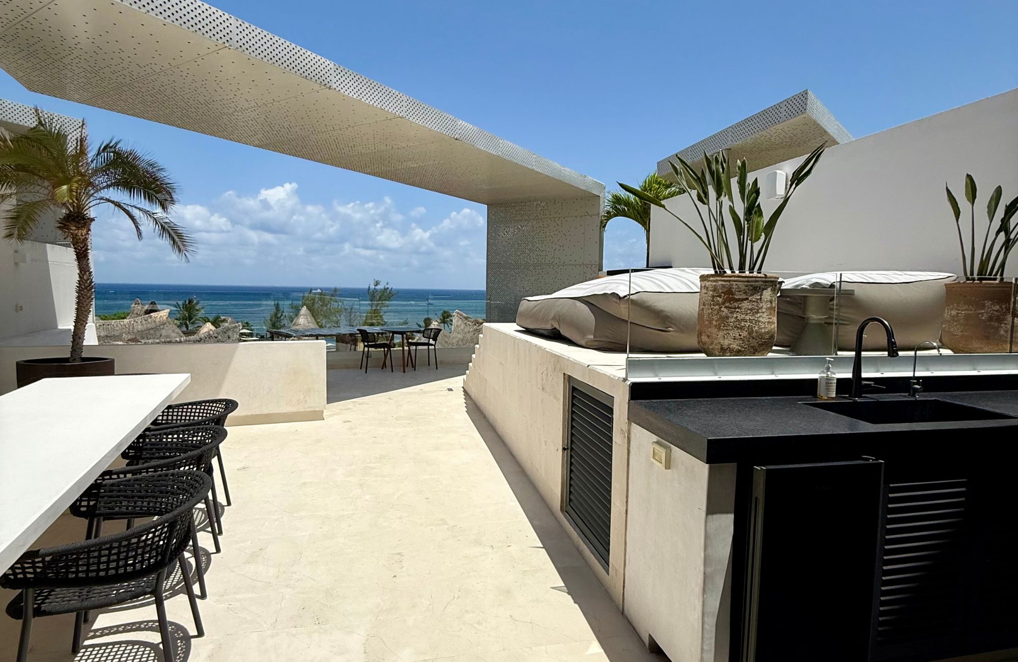 Penthouse with pool and rooftop, oceanfront, pre-sale Playa del Carmen.