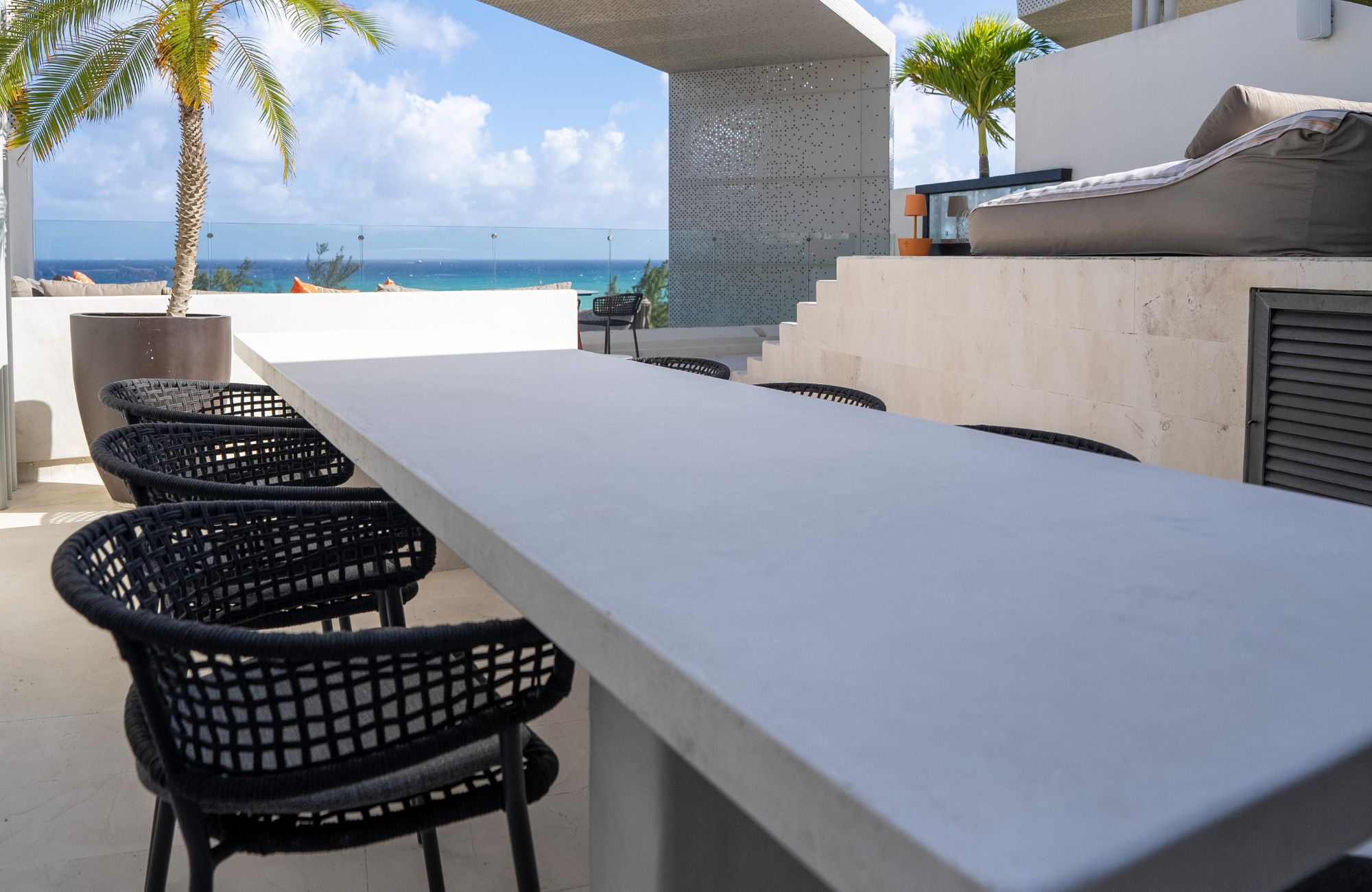Penthouse with pool and rooftop, oceanfront, pre-sale Playa del Carmen.