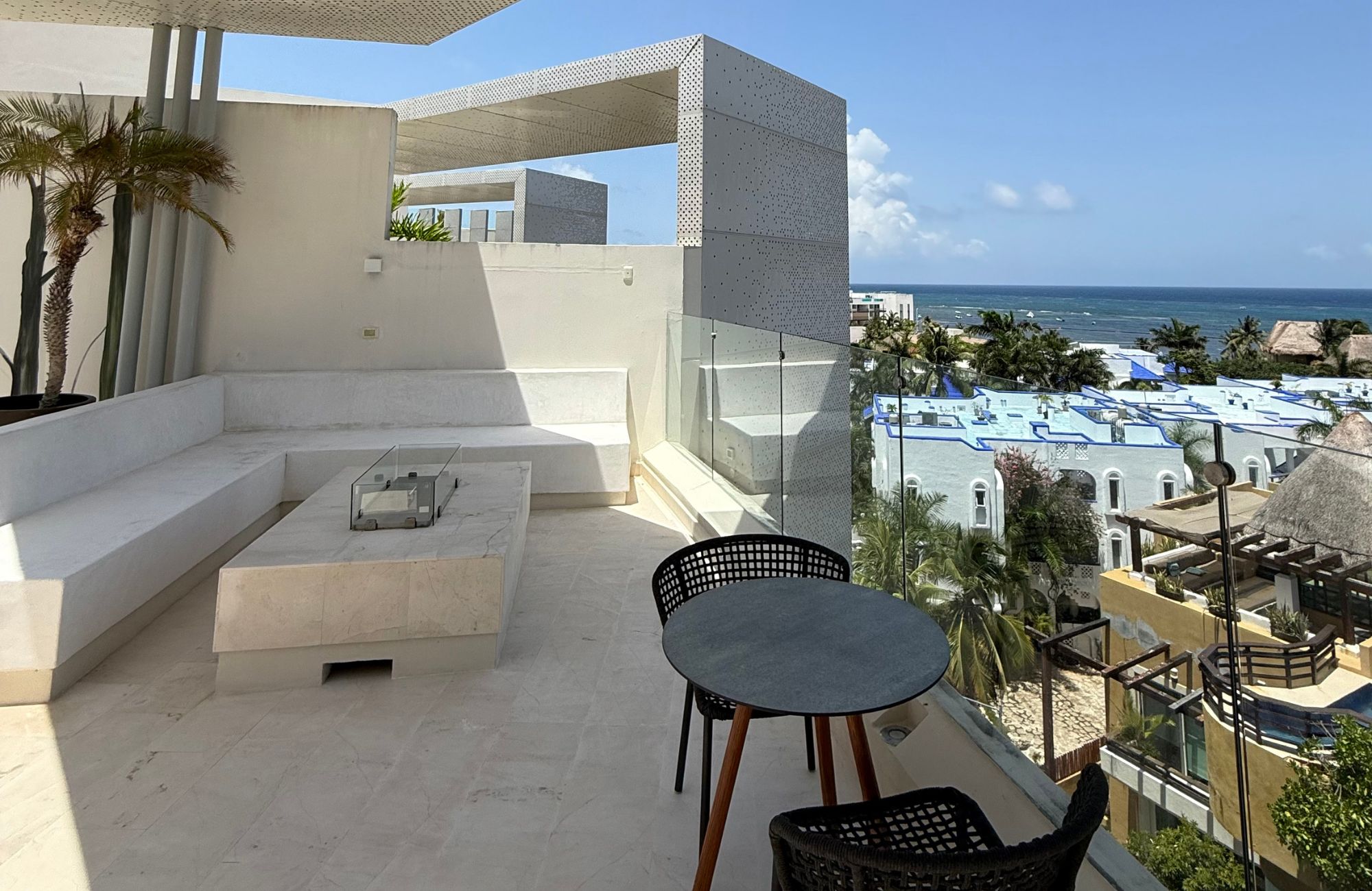 Penthouse with pool and rooftop, oceanfront, pre-sale Playa del Carmen.