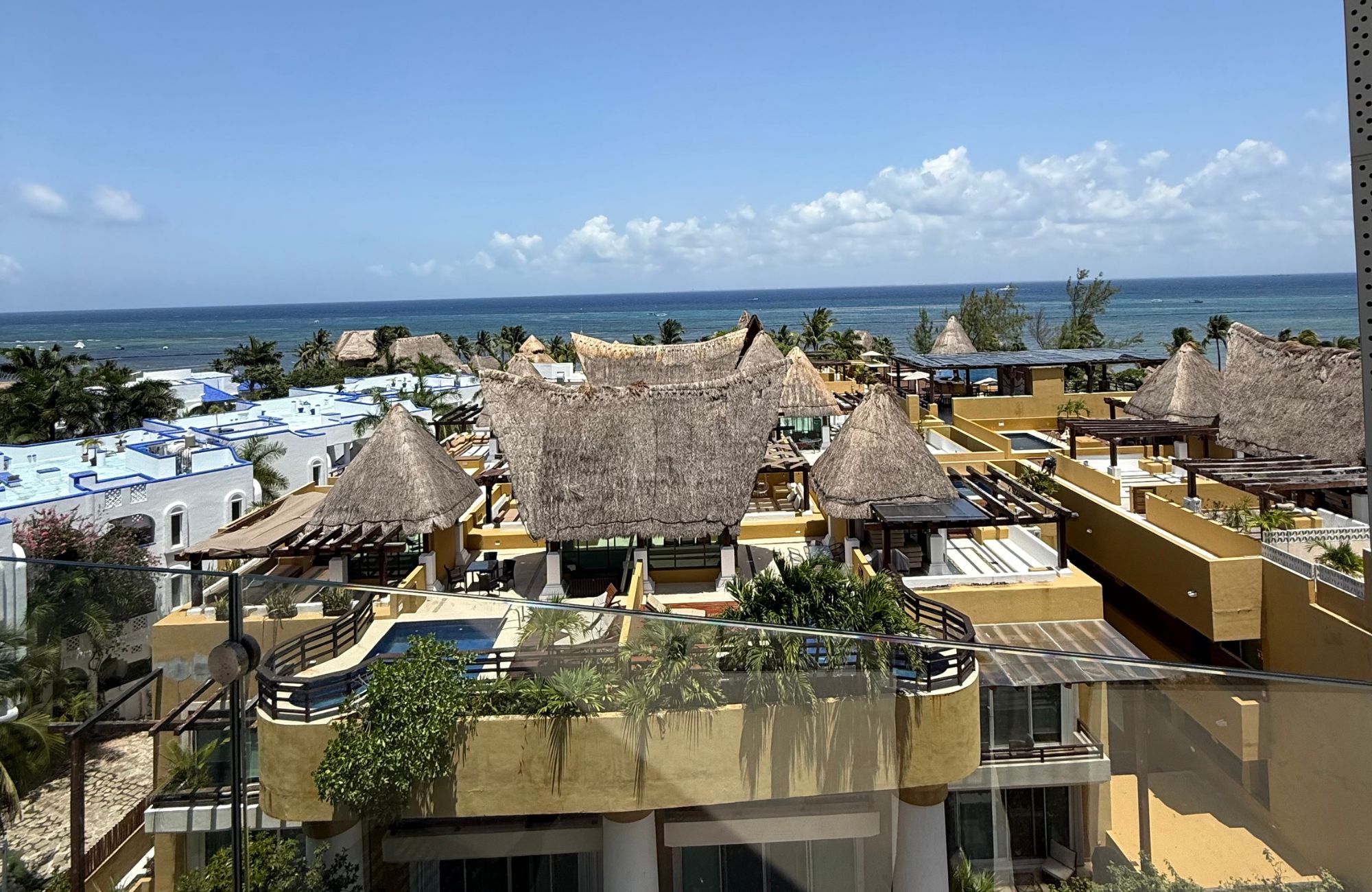 Penthouse with pool and rooftop, oceanfront, pre-sale Playa del Carmen.