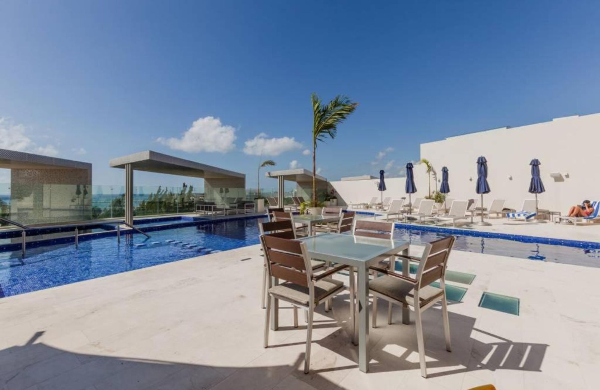Penthouse with pool and rooftop, oceanfront, pre-sale Playa del Carmen.