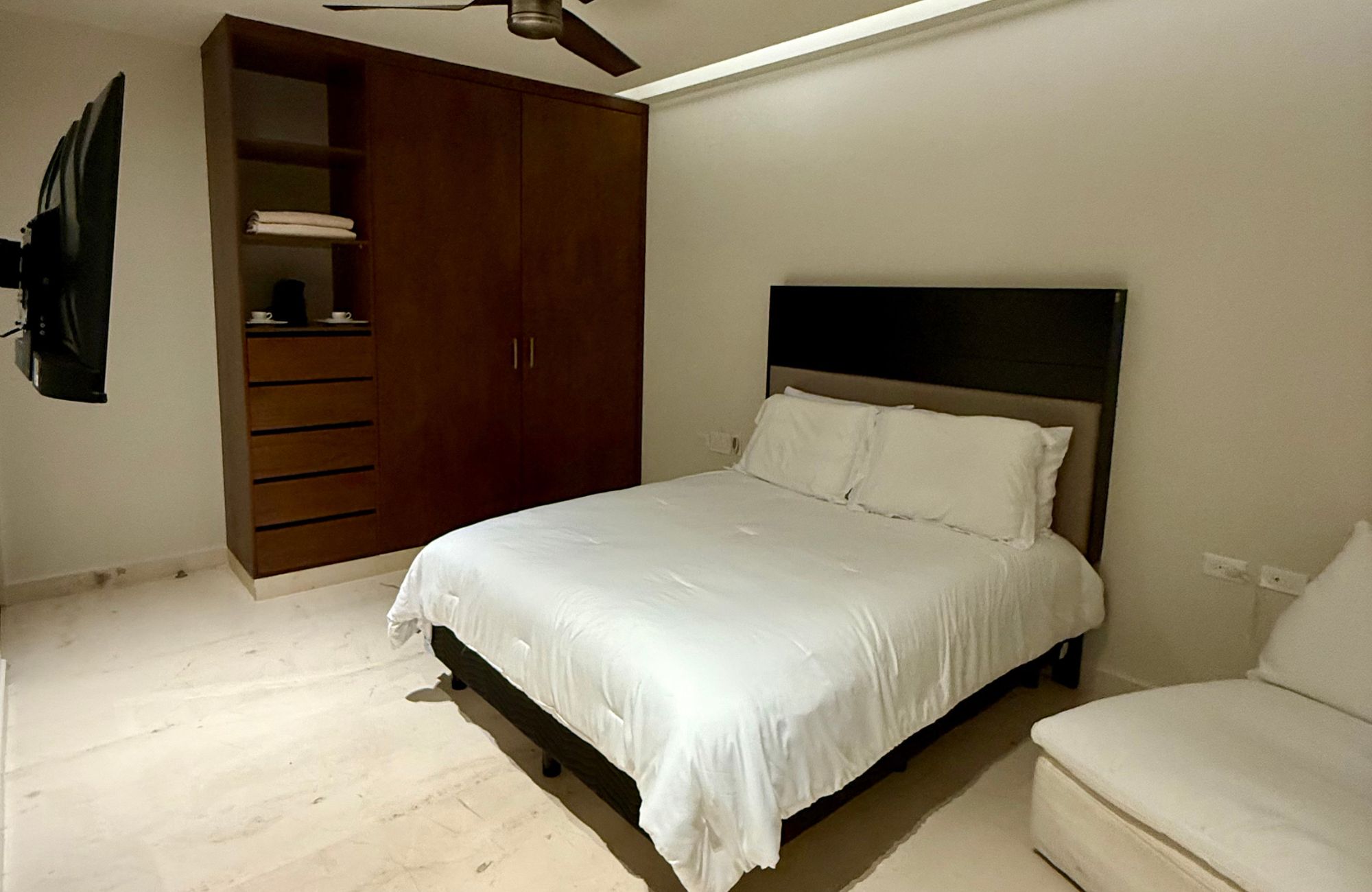 Penthouse with pool and rooftop, oceanfront, pre-sale Playa del Carmen.