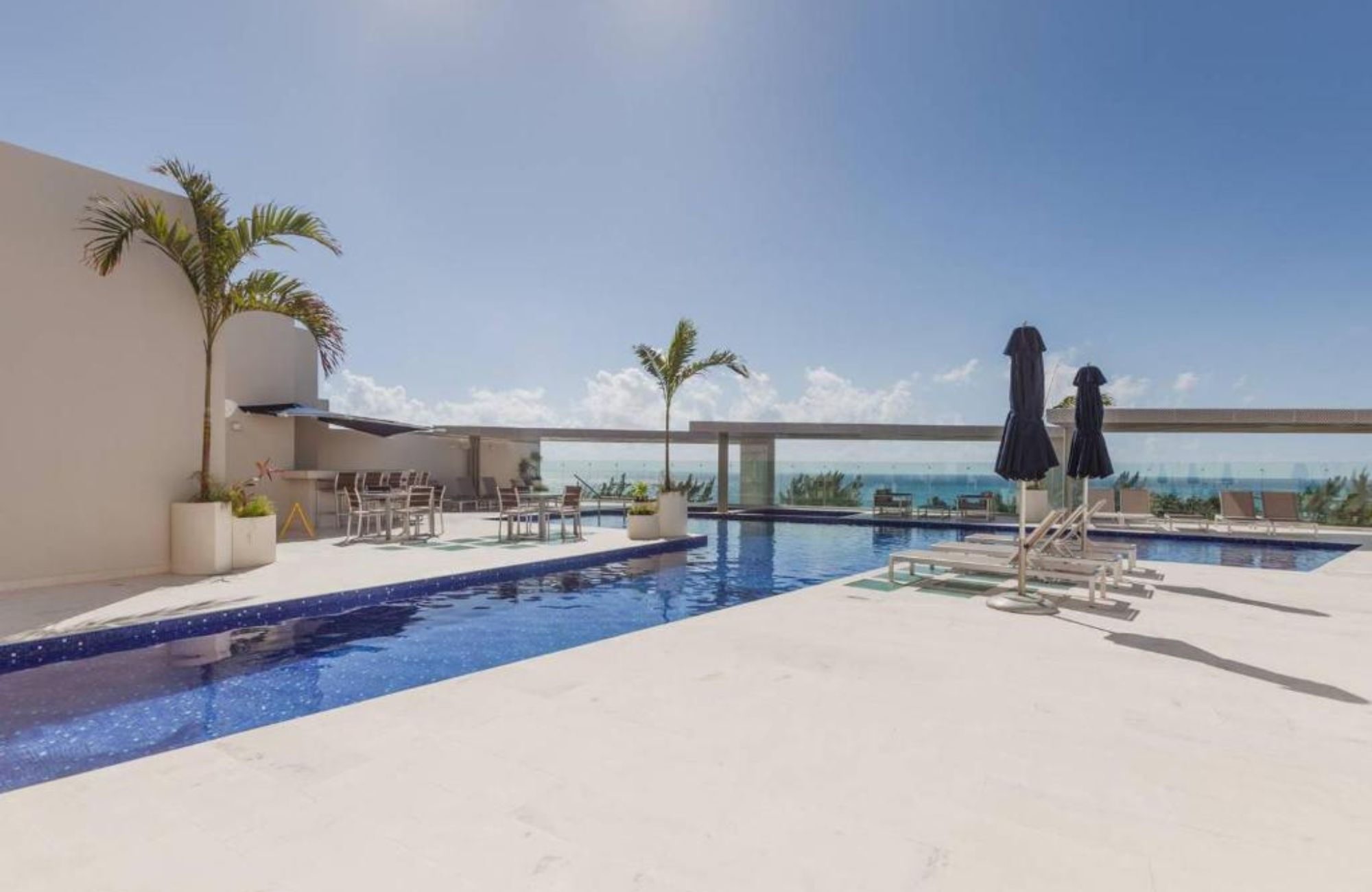 Penthouse with pool and rooftop, oceanfront, pre-sale Playa del Carmen.
