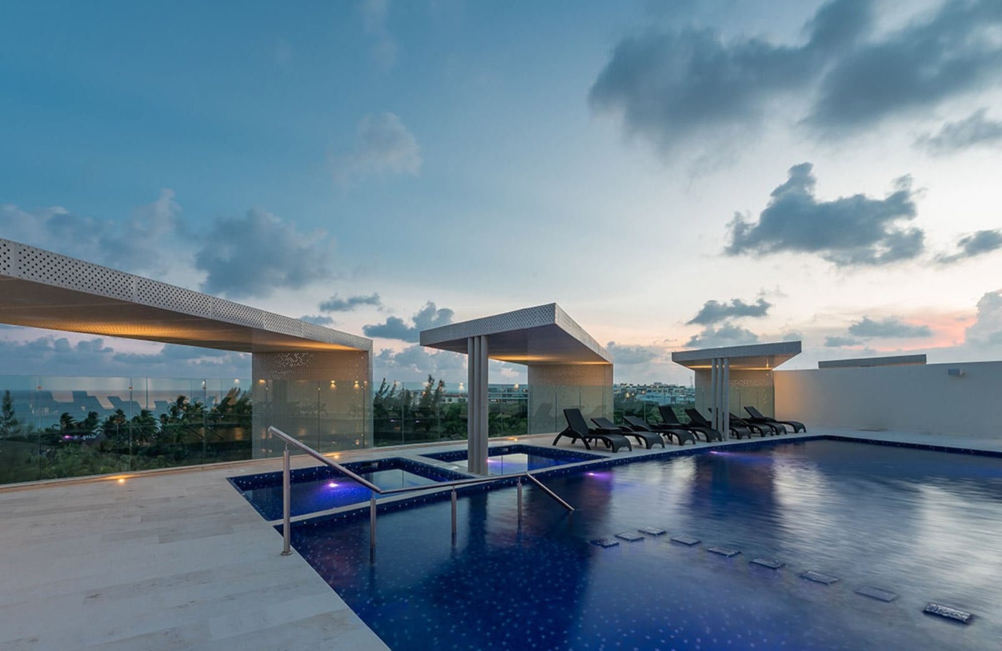 Penthouse with pool and rooftop, oceanfront, pre-sale Playa del Carmen.