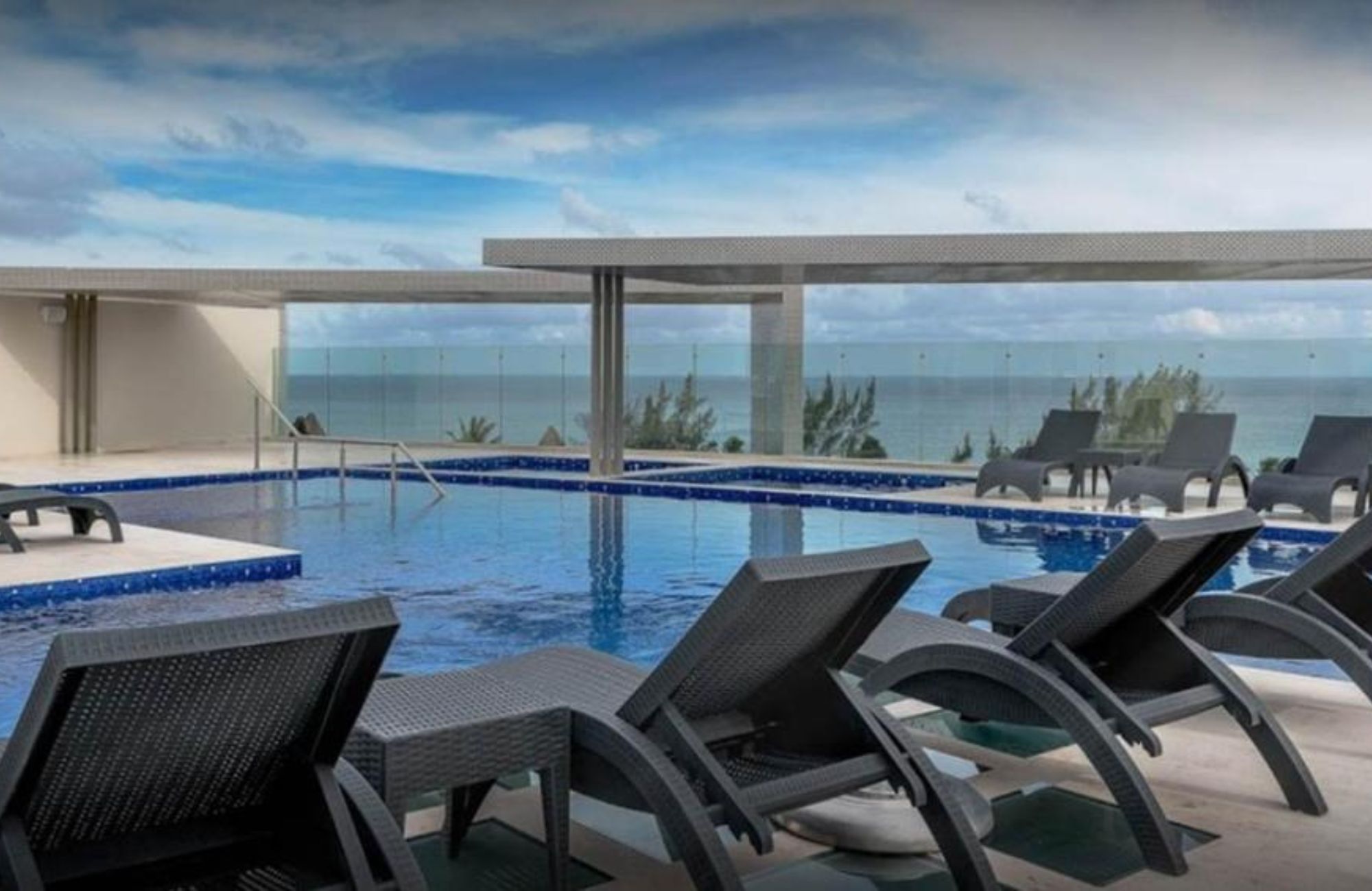 Penthouse with pool and rooftop, oceanfront, pre-sale Playa del Carmen.