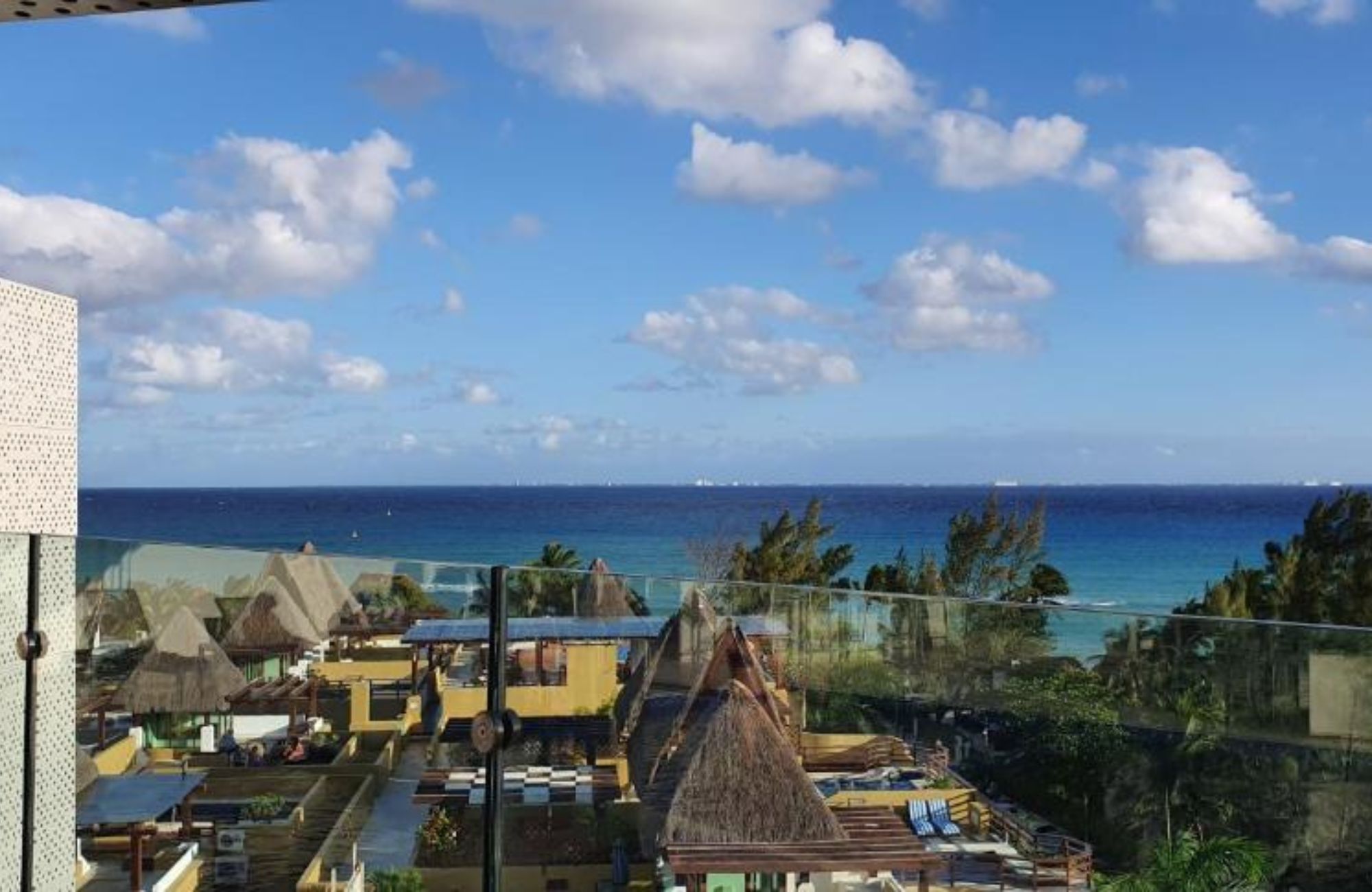 Penthouse with pool and rooftop, oceanfront, pre-sale Playa del Carmen.
